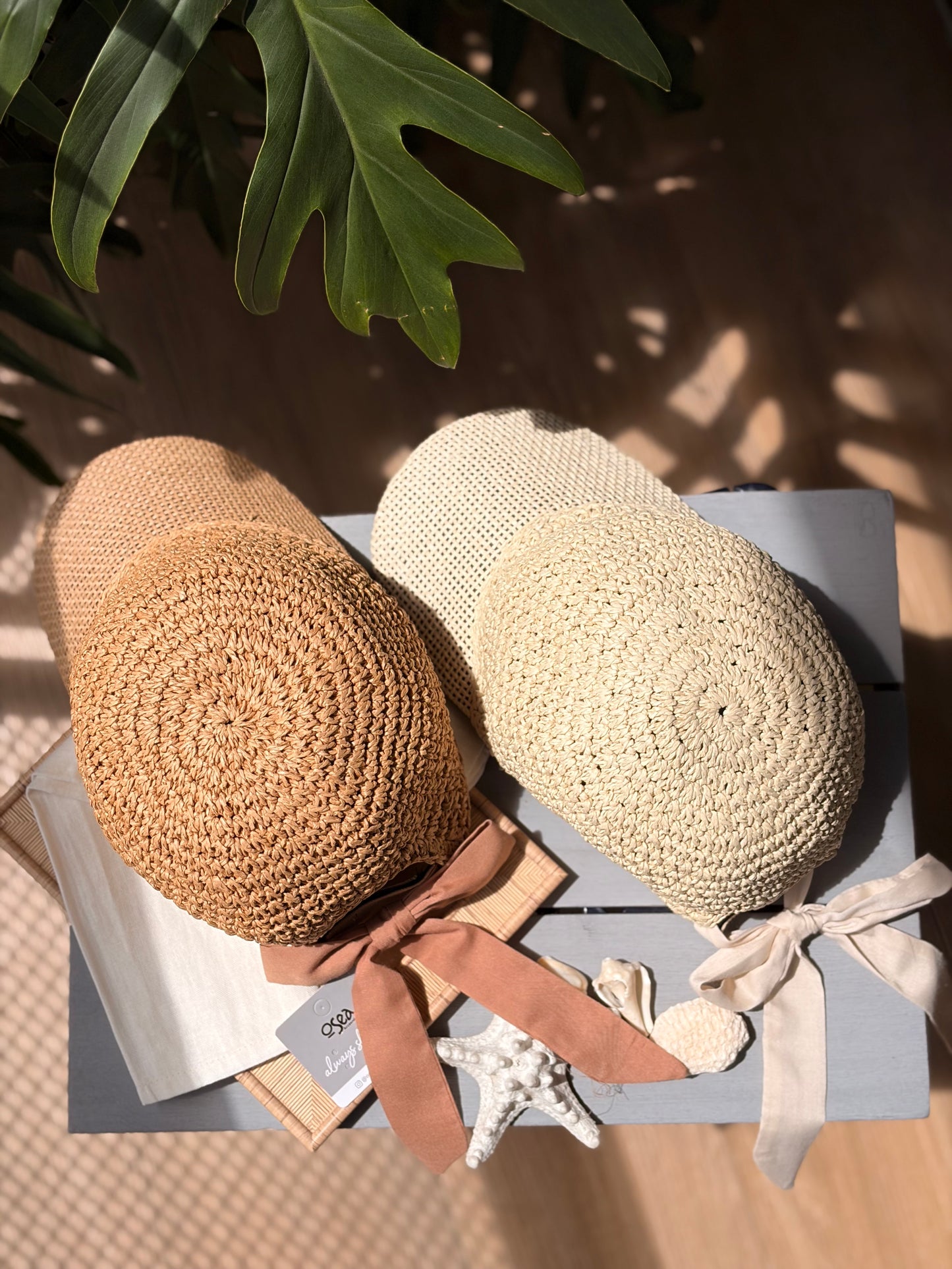 Gorra en fique sintético con moño de tela