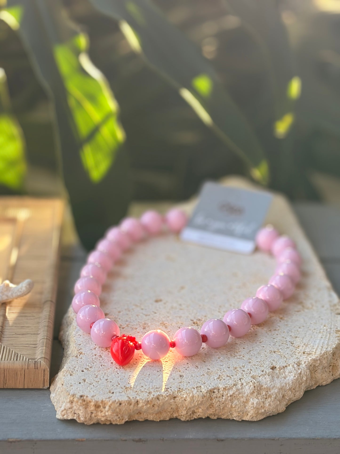 Collar bolas rosadas corazón anatómico rojo