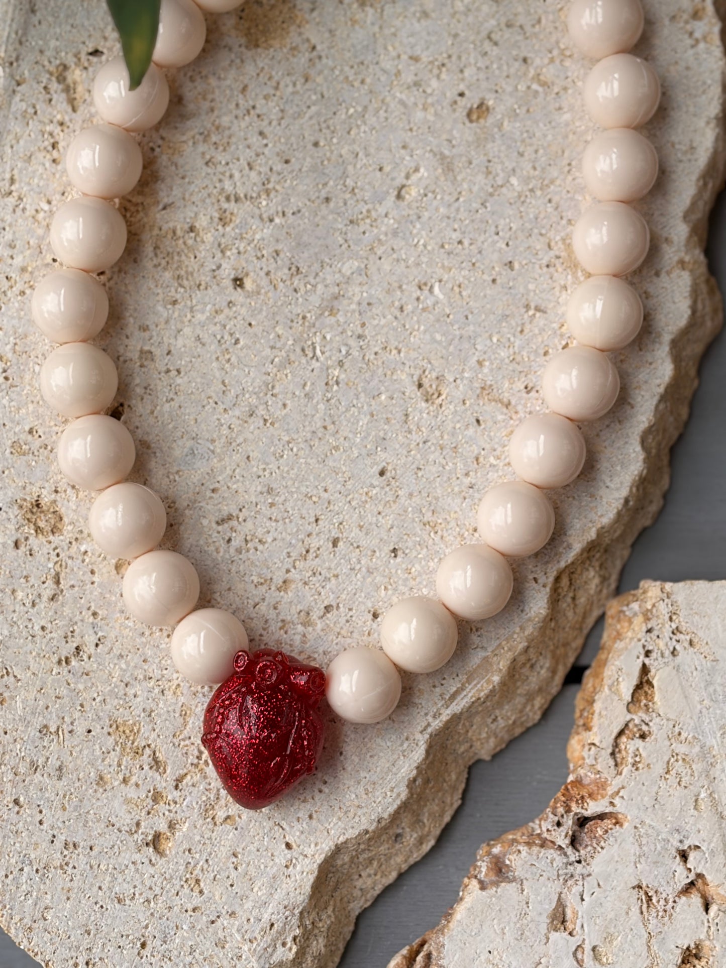 Collar bolas beige corazón anatómico