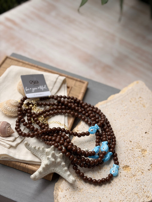 Collar de bolas pequeñas café dije pez azul