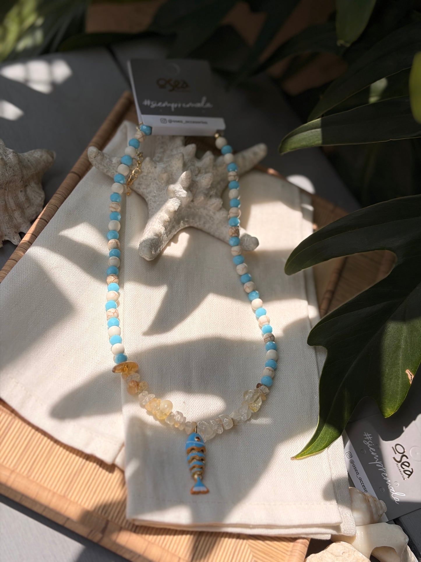 Collar pez azul con piedras