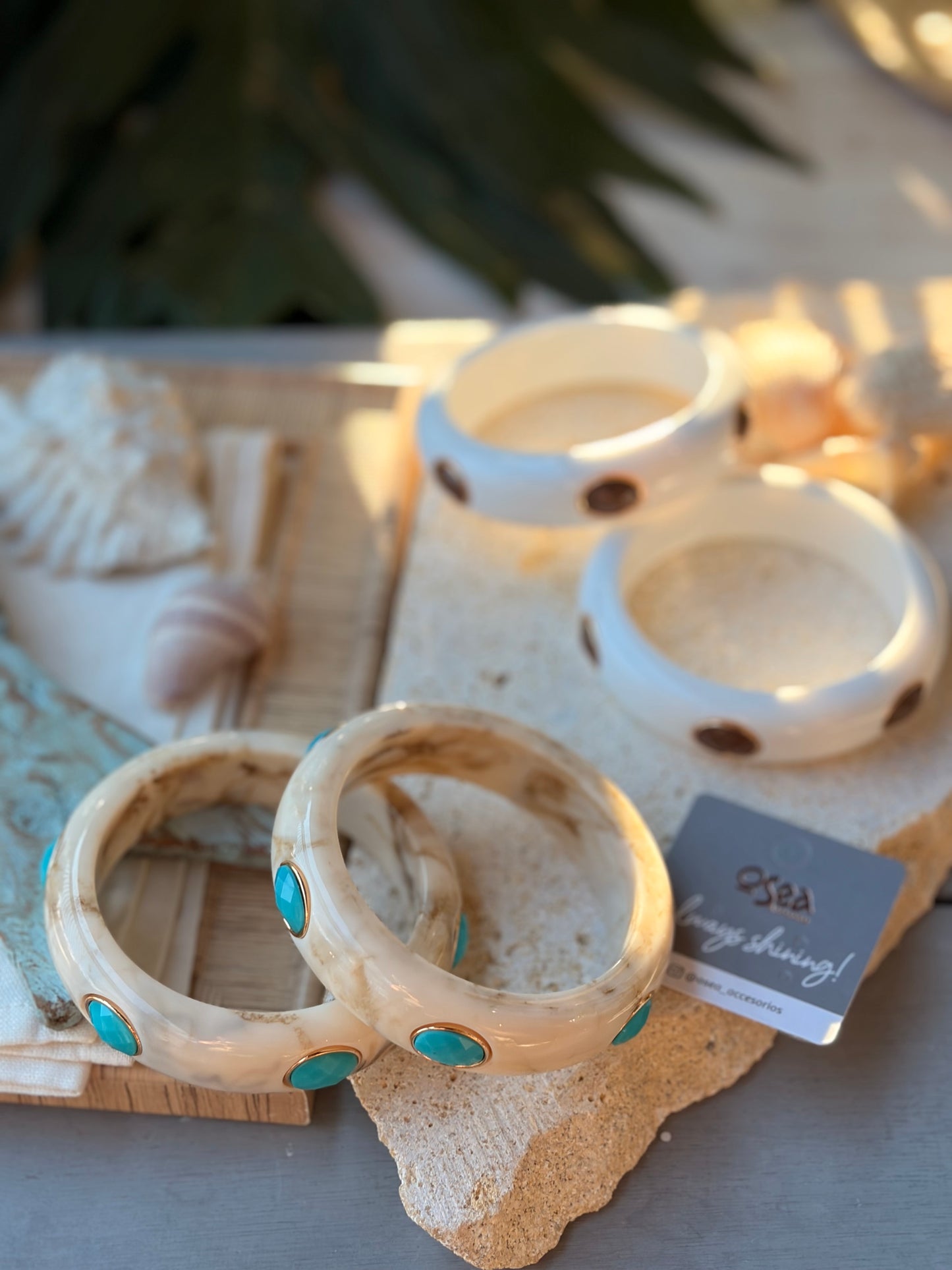 Pulsera en resina con incrustaciones de óvalos