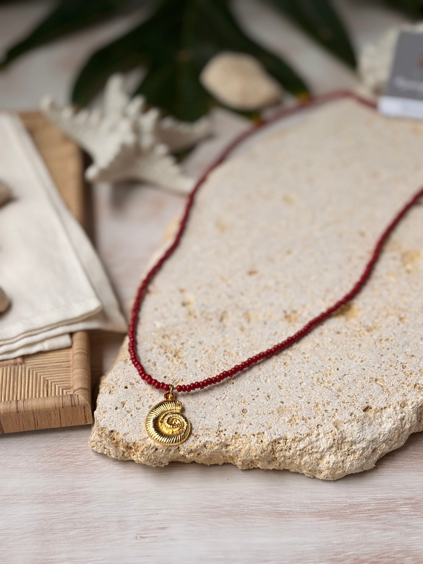 Collar largo mostacillas vinotinto dije mar