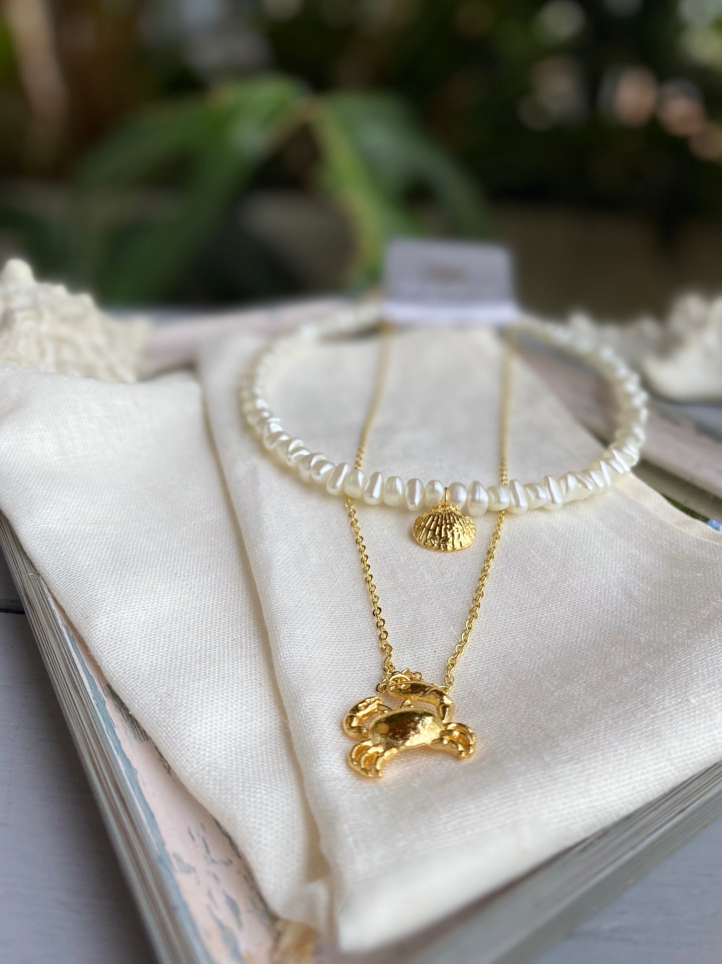 Collar doble perlas y dijes cangrejo y concha