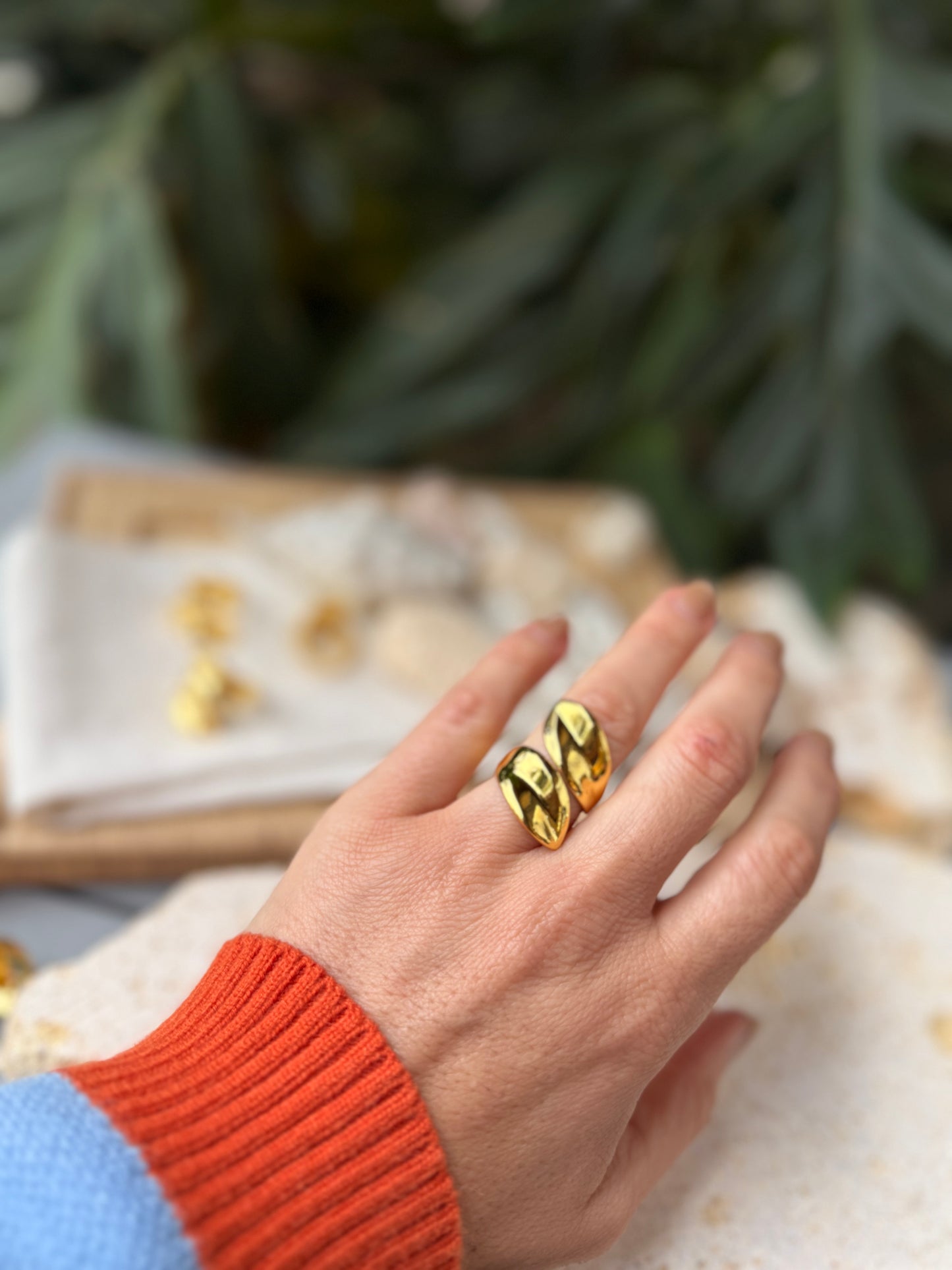 Anillo hojas cruzadas