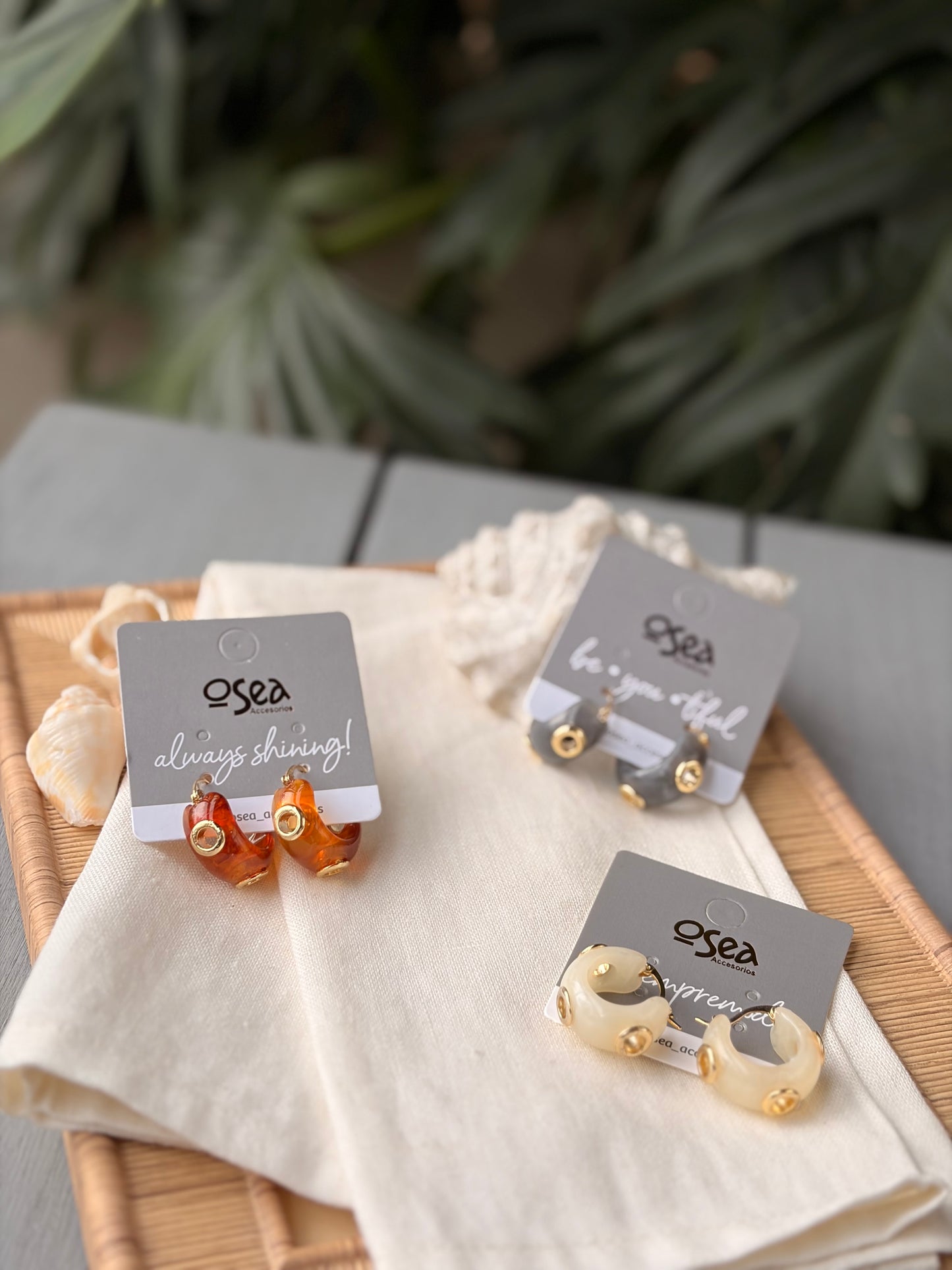 Candongas en resina y taches