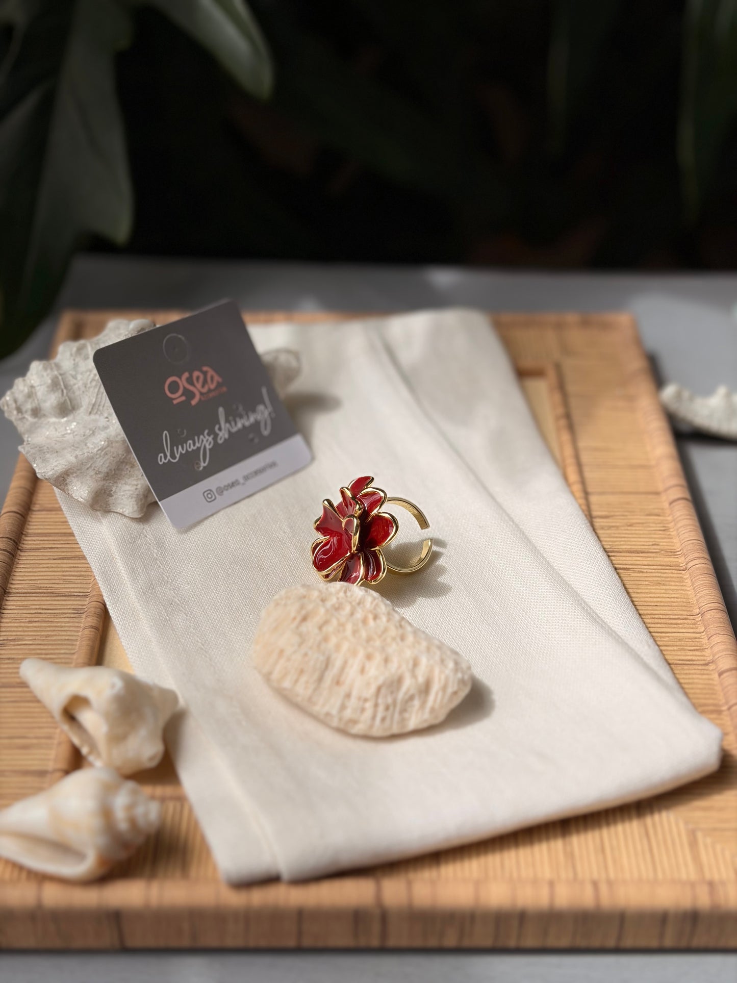 Anillo rodinado flor esmaltado vinotinto