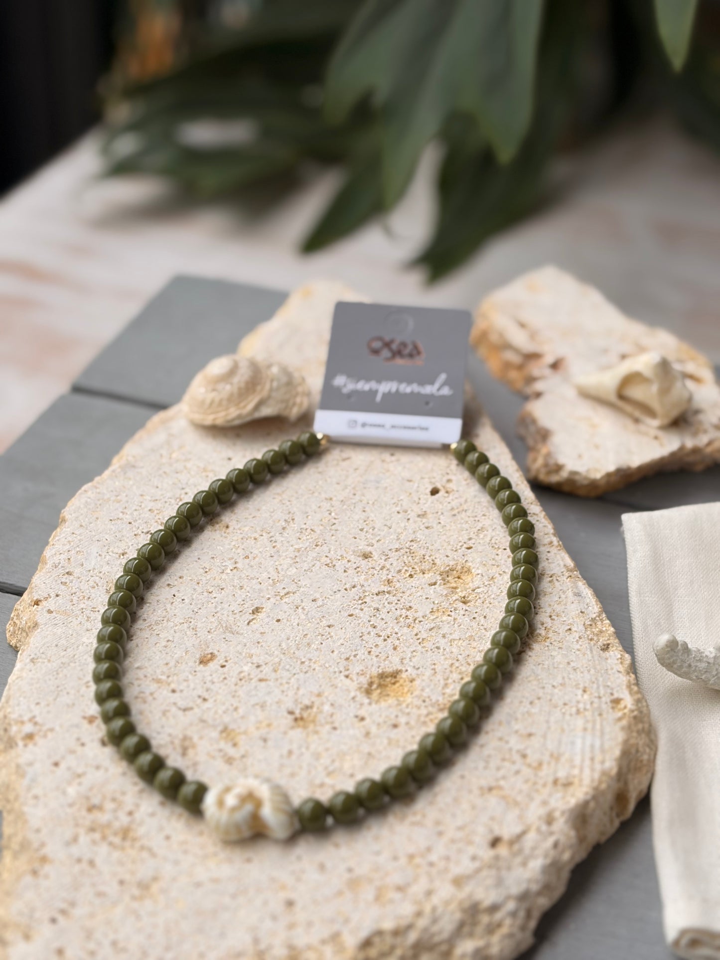 Collar bolas pequeñas verde dije caracol