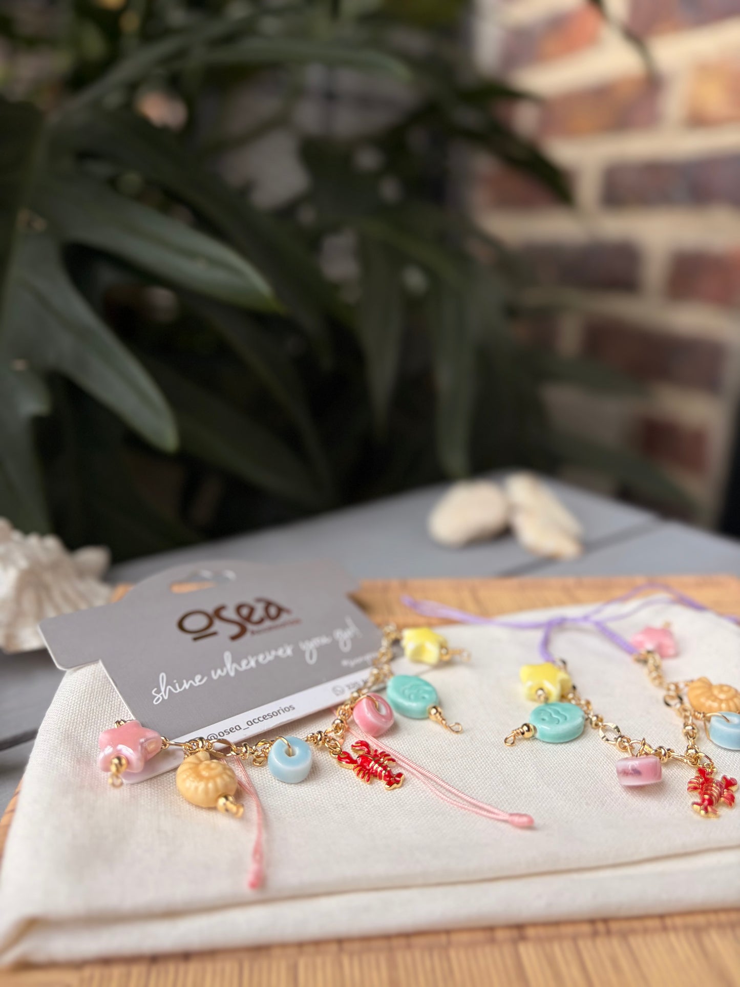 Pulsera con dijes pastel y langosta