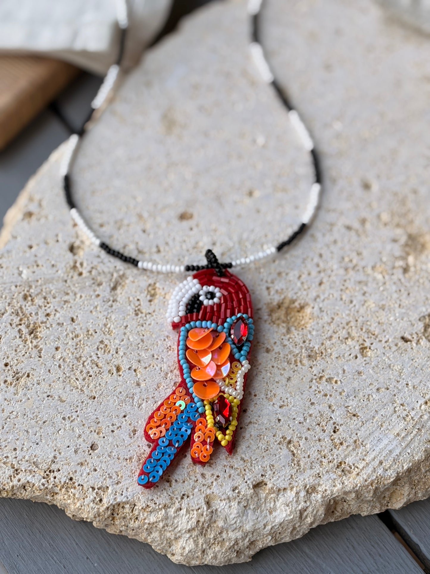 Collar largo dije guacamaya artesanal