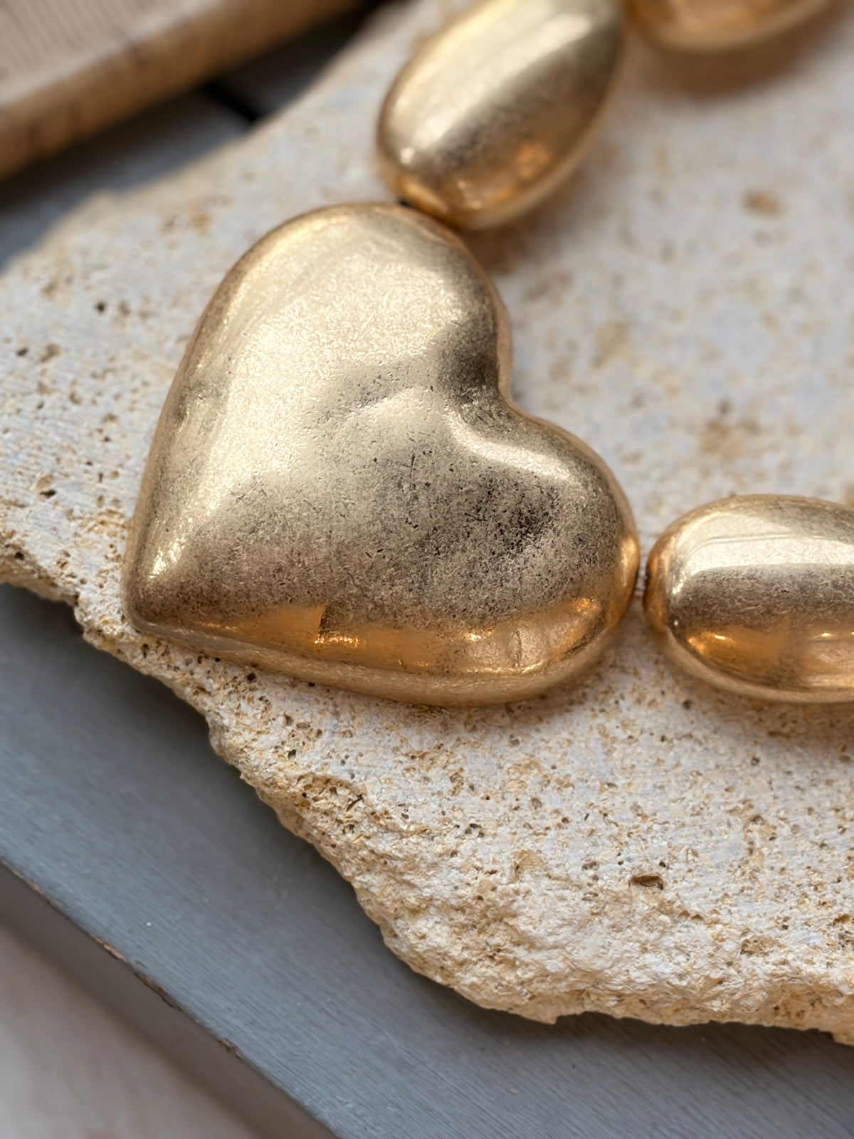 Maxicollar corazón y topos dorado envejecido