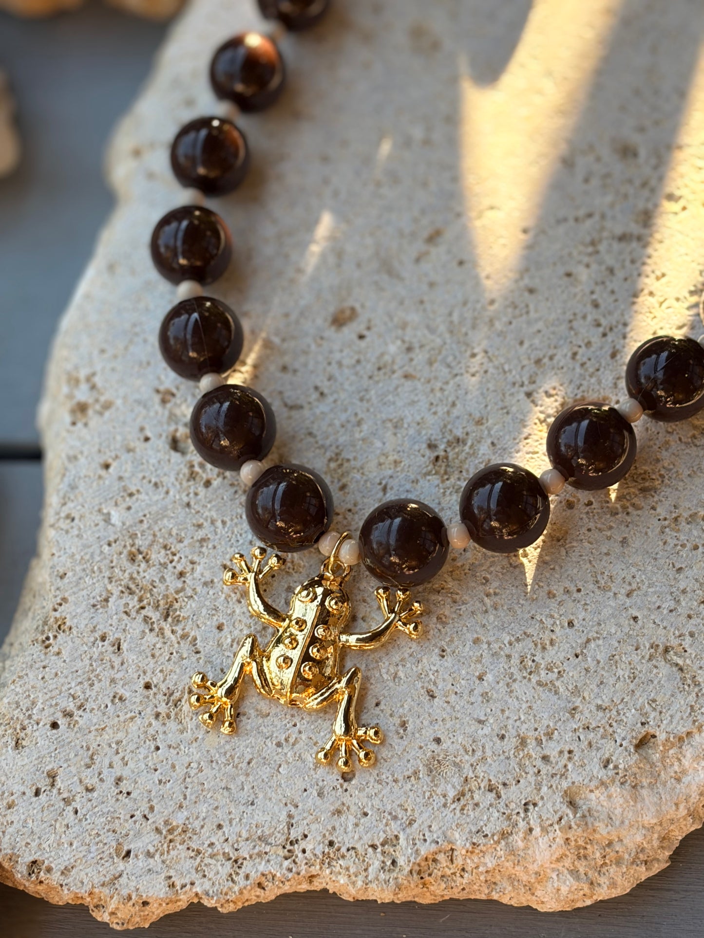 Collar de bolas café oscuro dije rana 24k