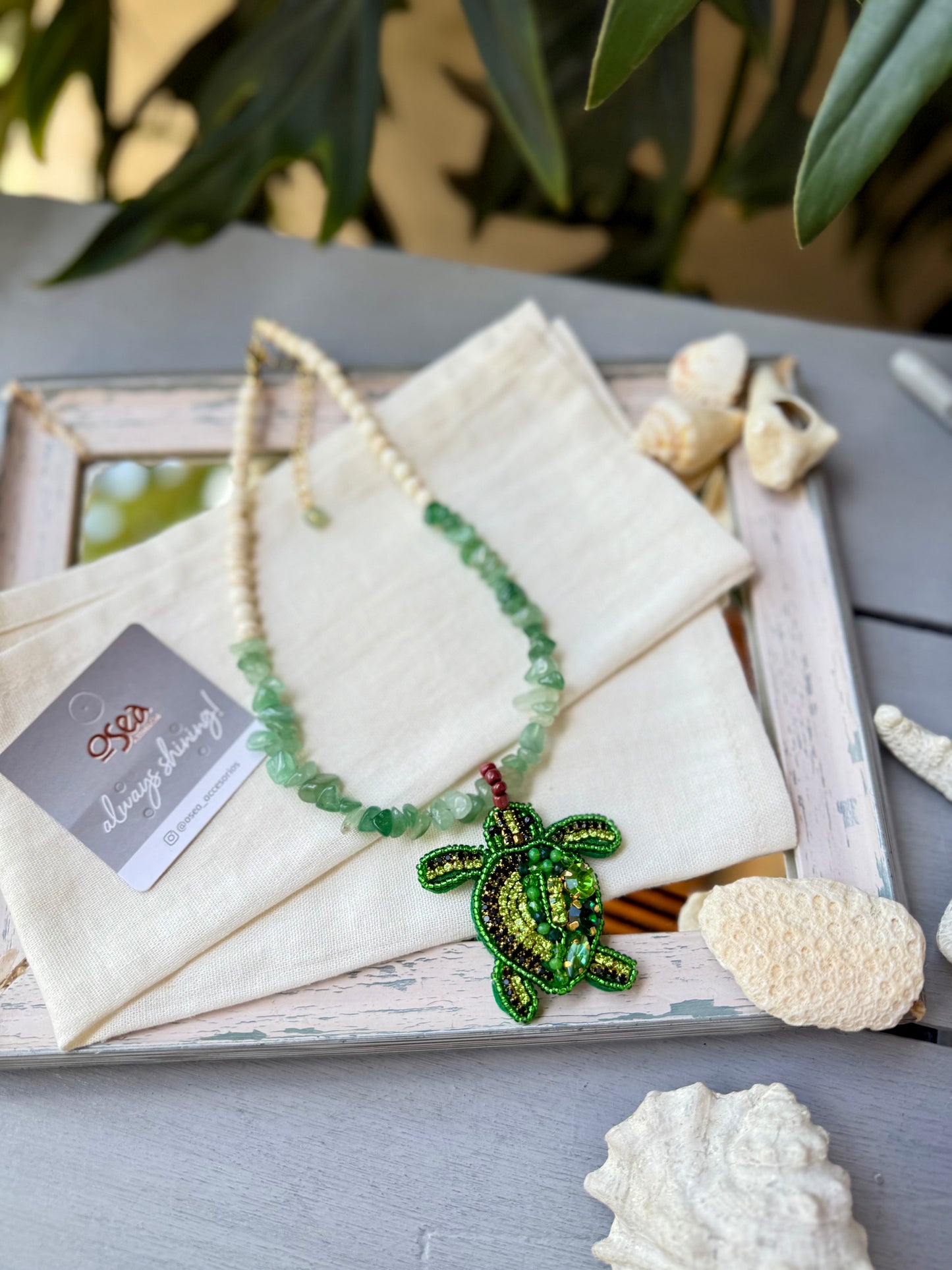 Collar tortuga piedras verdes