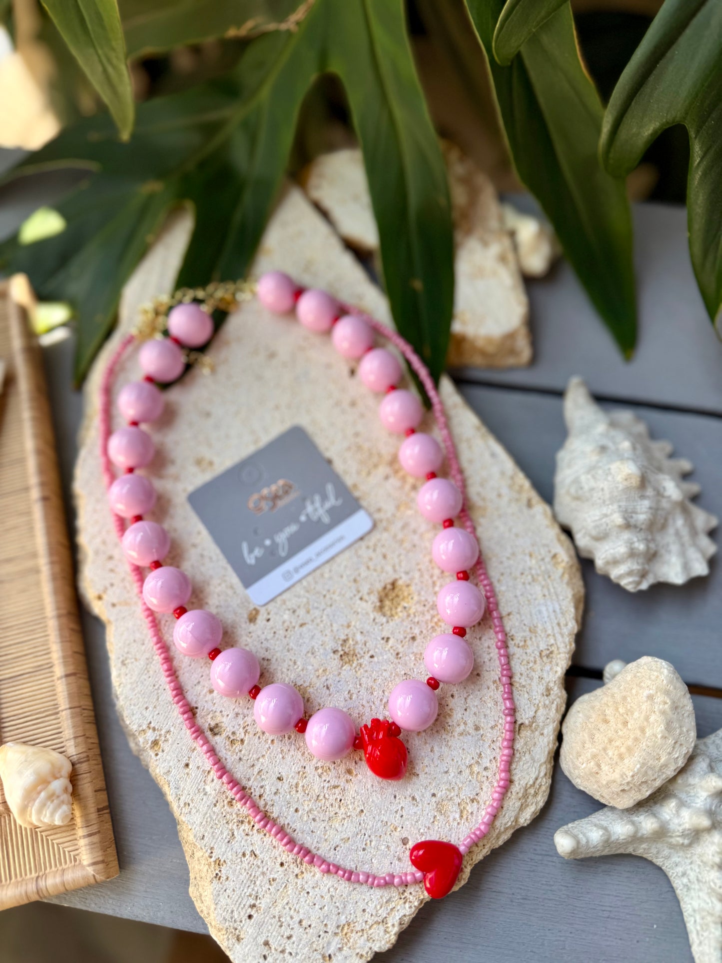 Collar bolas rosadas corazón anatómico rojo