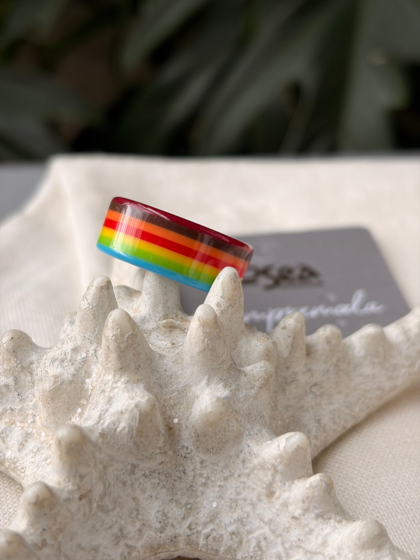 Anillo multicolor en resina