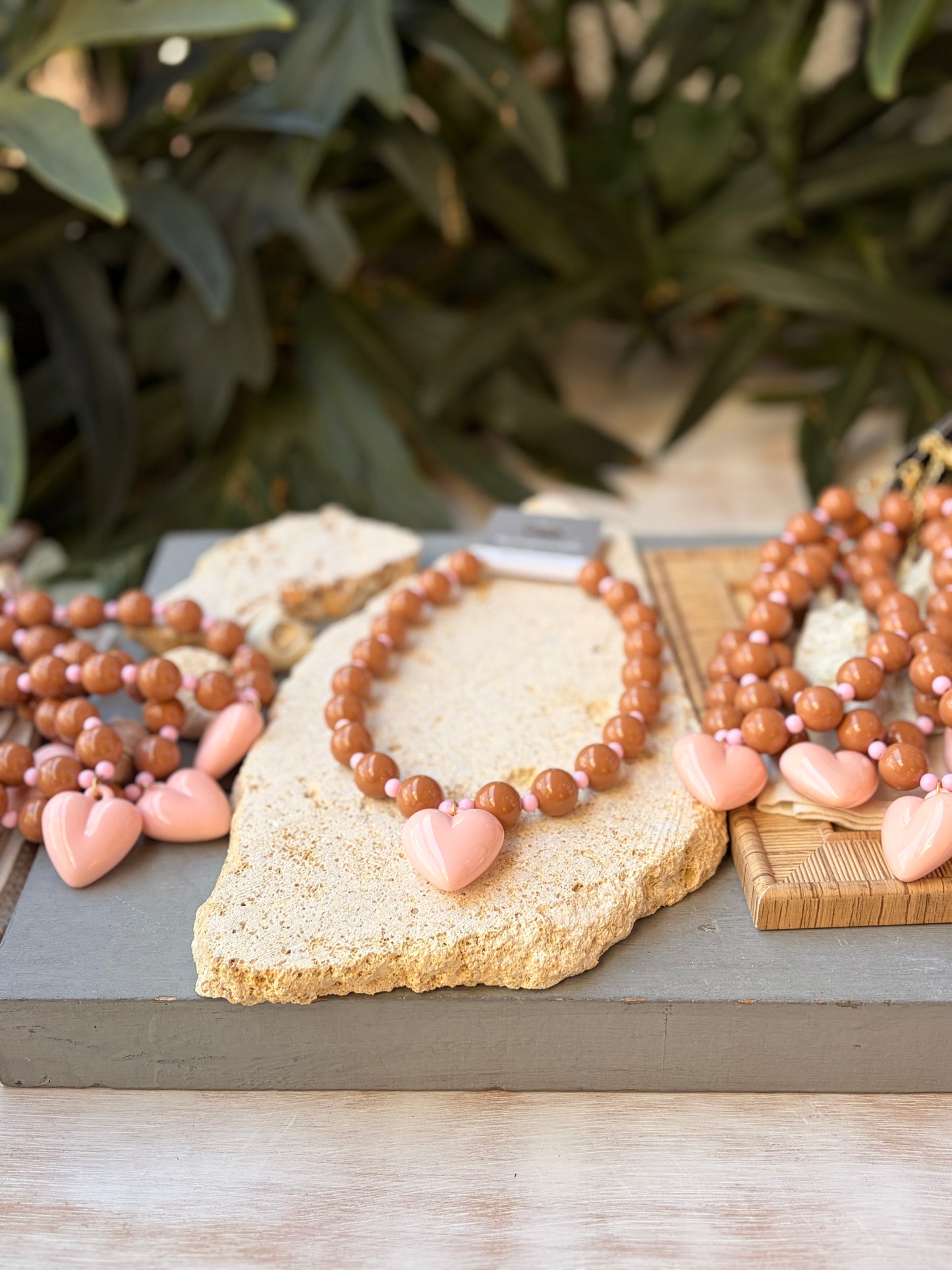 Collar bolas café dije corazón rosado
