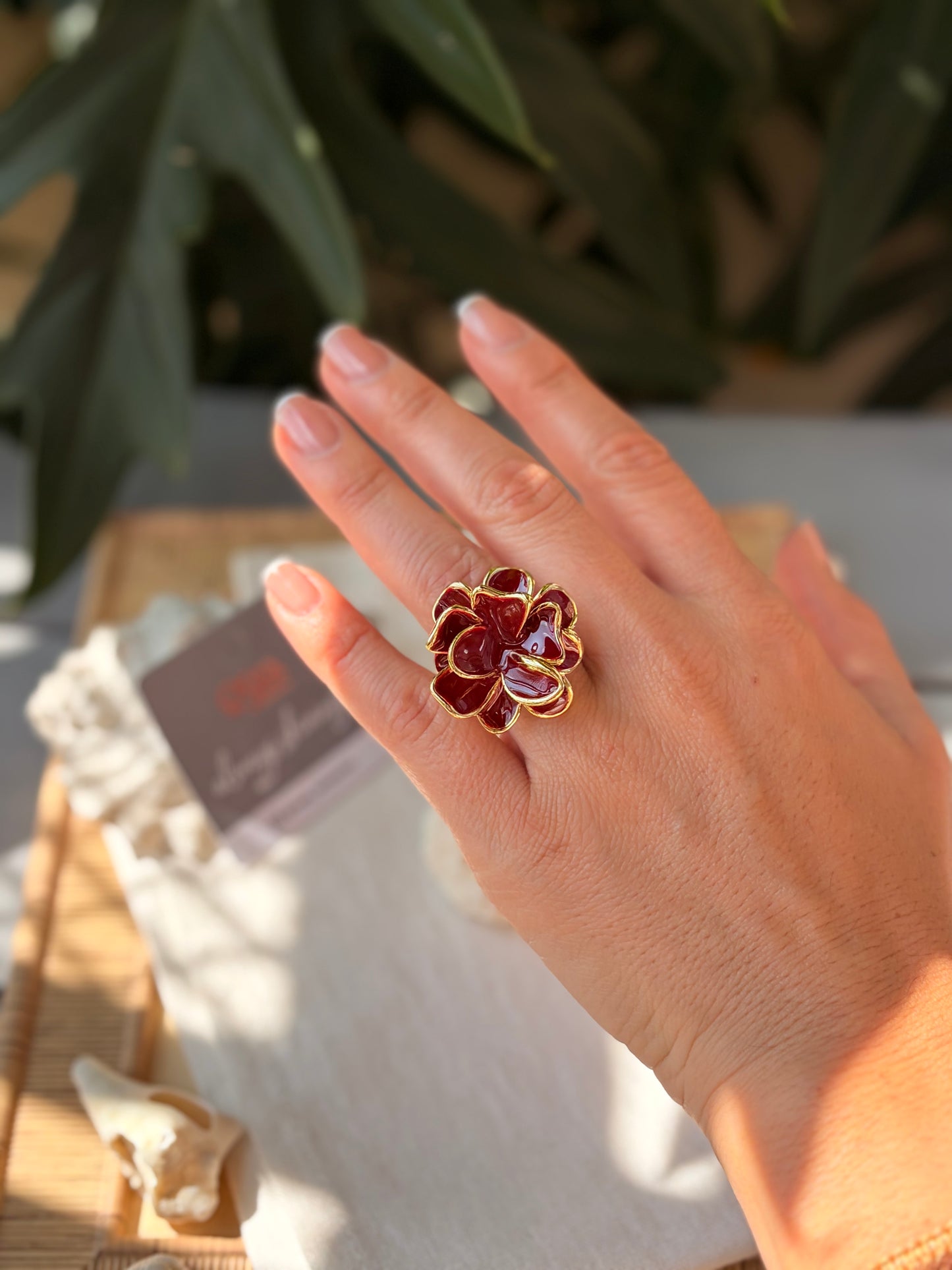 Anillo rodinado flor esmaltado vinotinto