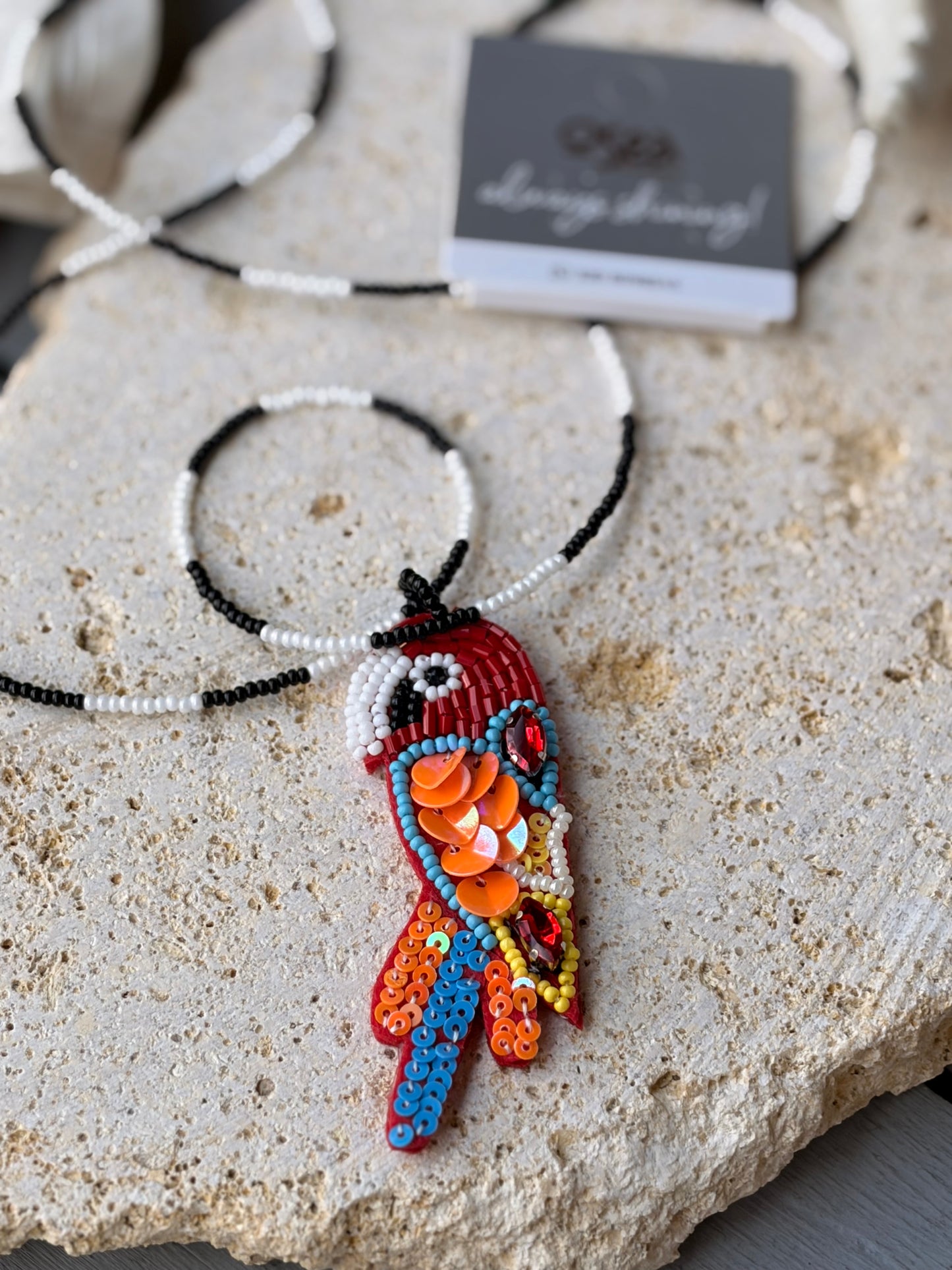 Collar largo dije guacamaya artesanal