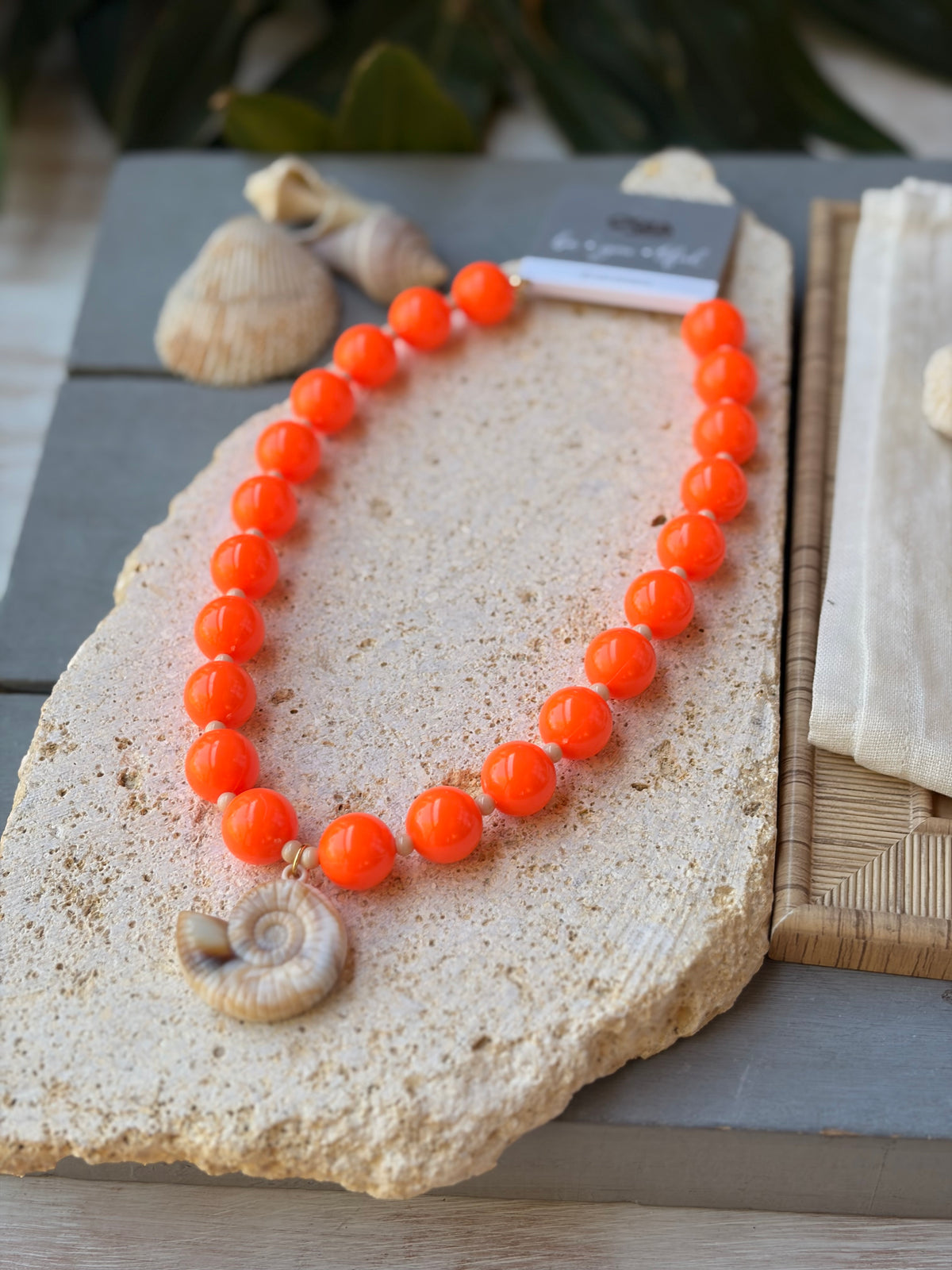 Collar bolas naranja dije concha plástica
