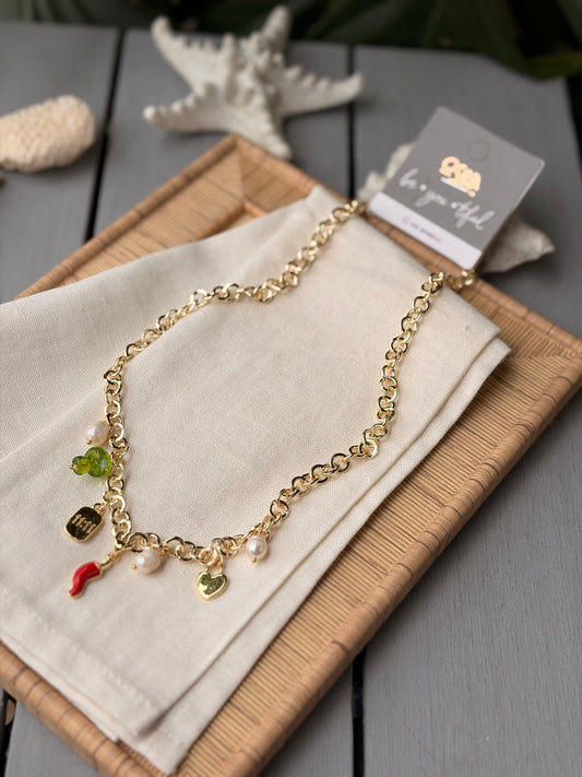 Collar rodinado con dijes variados