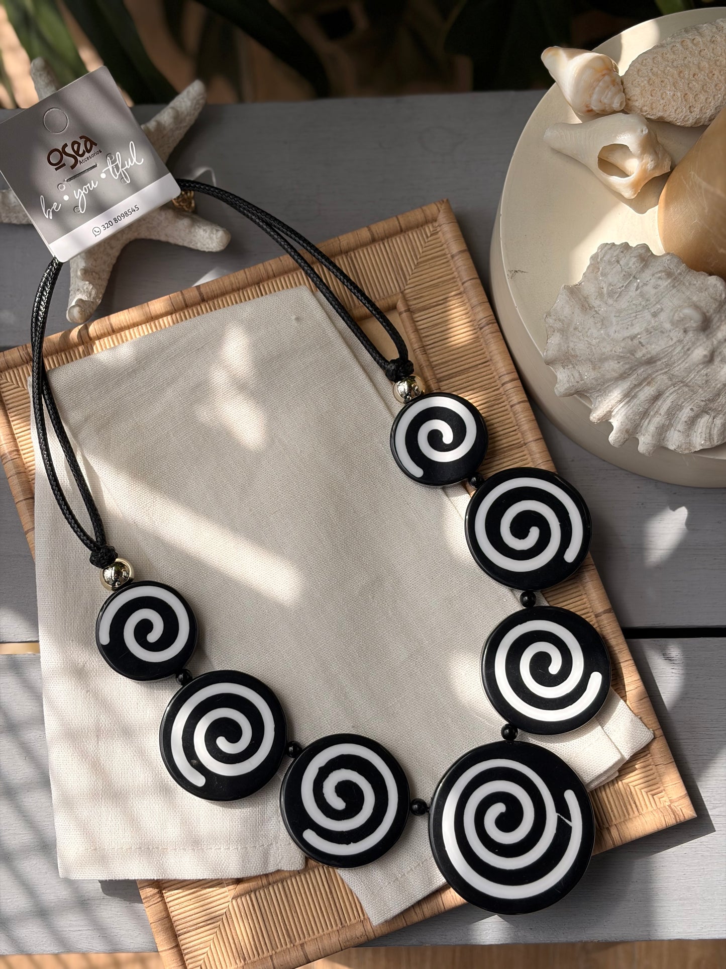 Collar cordón cuero resina espirales