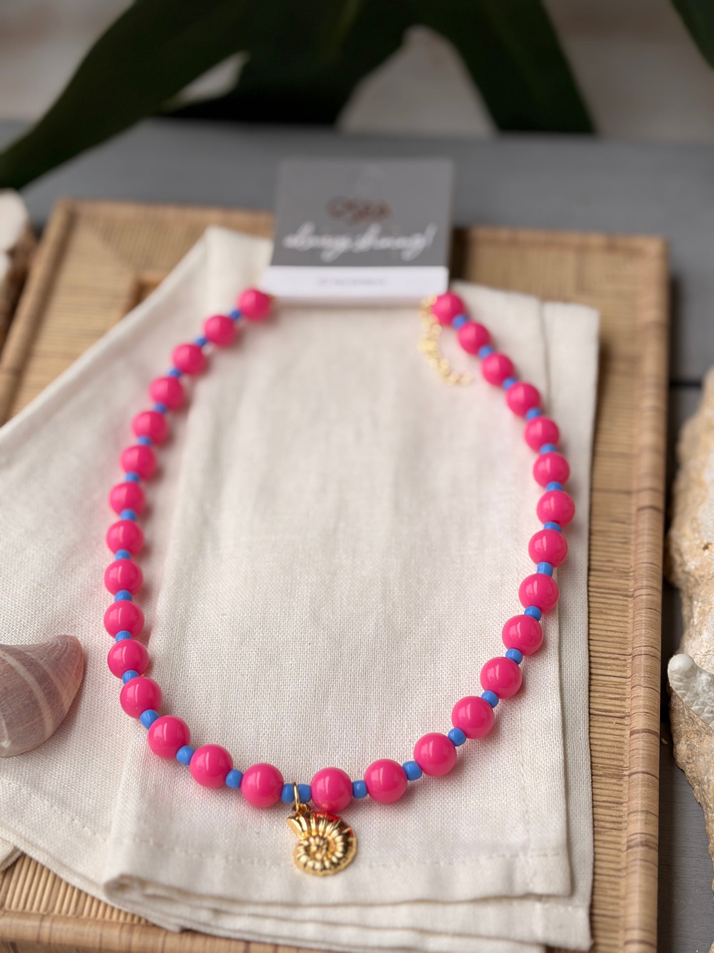 Collar bolas pequeñas fuccia y mostacilla