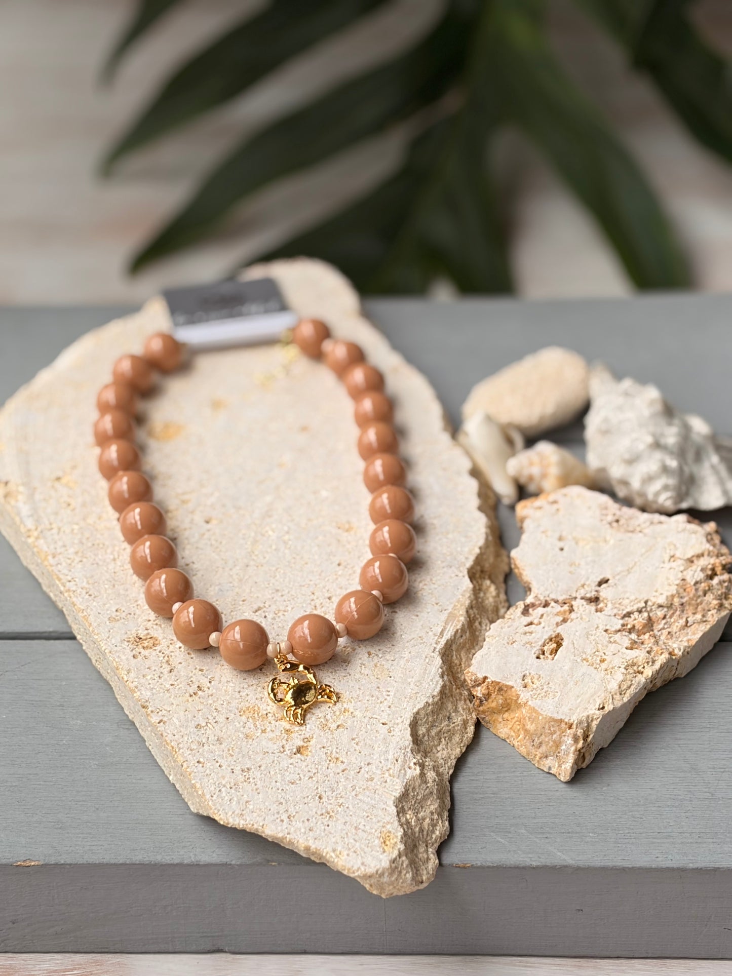 Collar bolas café claro dije cangrejo