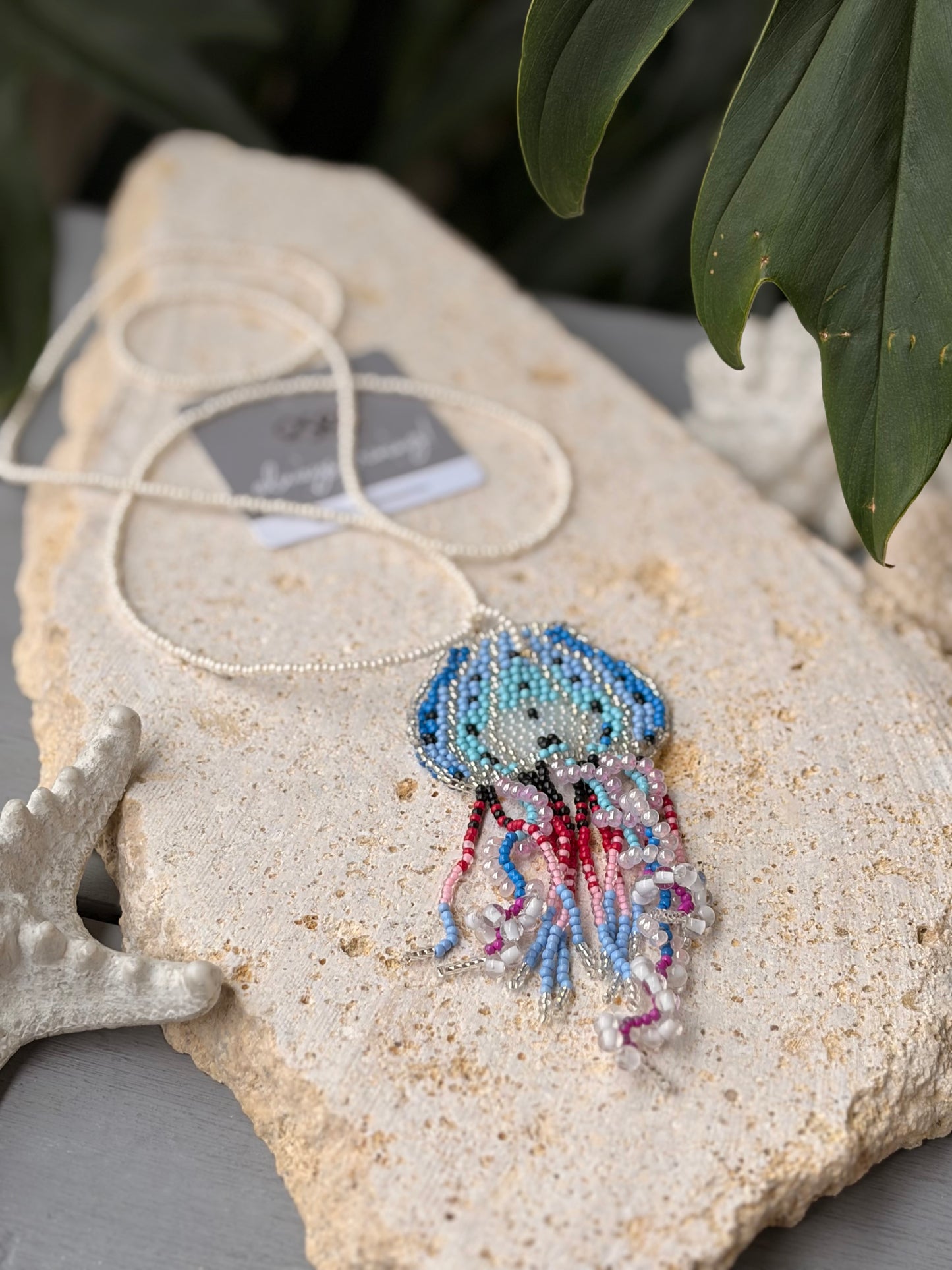 Collar largo medusa en mostacilla