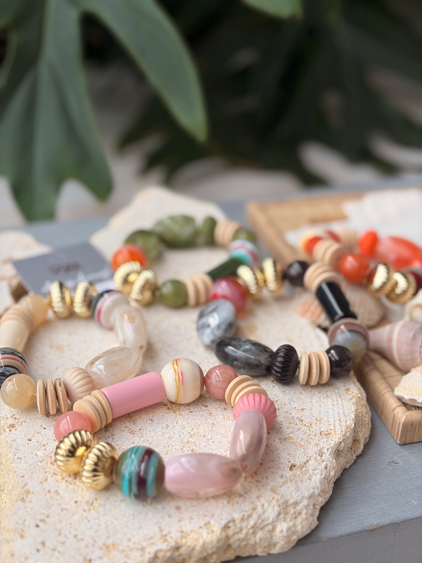 Pulsera elástica en resina y fantasía