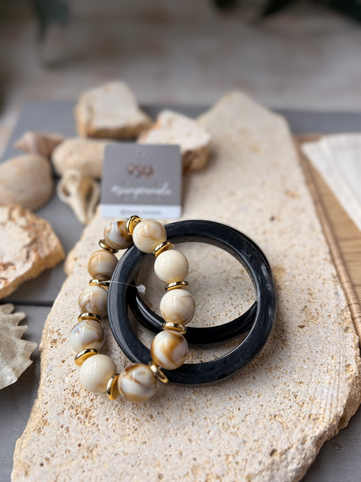 Set de pulseras en resina x 3 bolas y aros