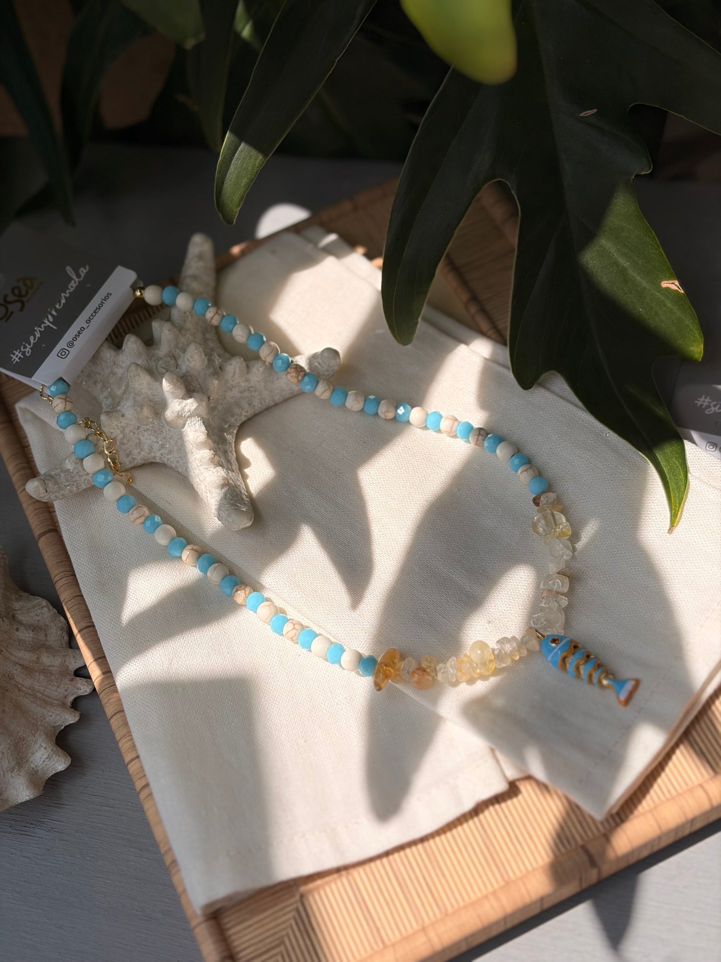 Collar pez azul con piedras