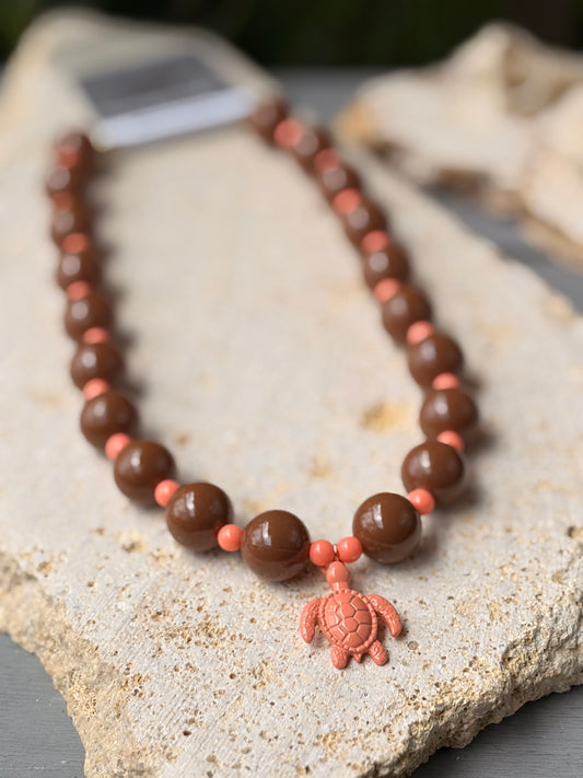 Collar bolas café dije tortuga de mar esmaltada