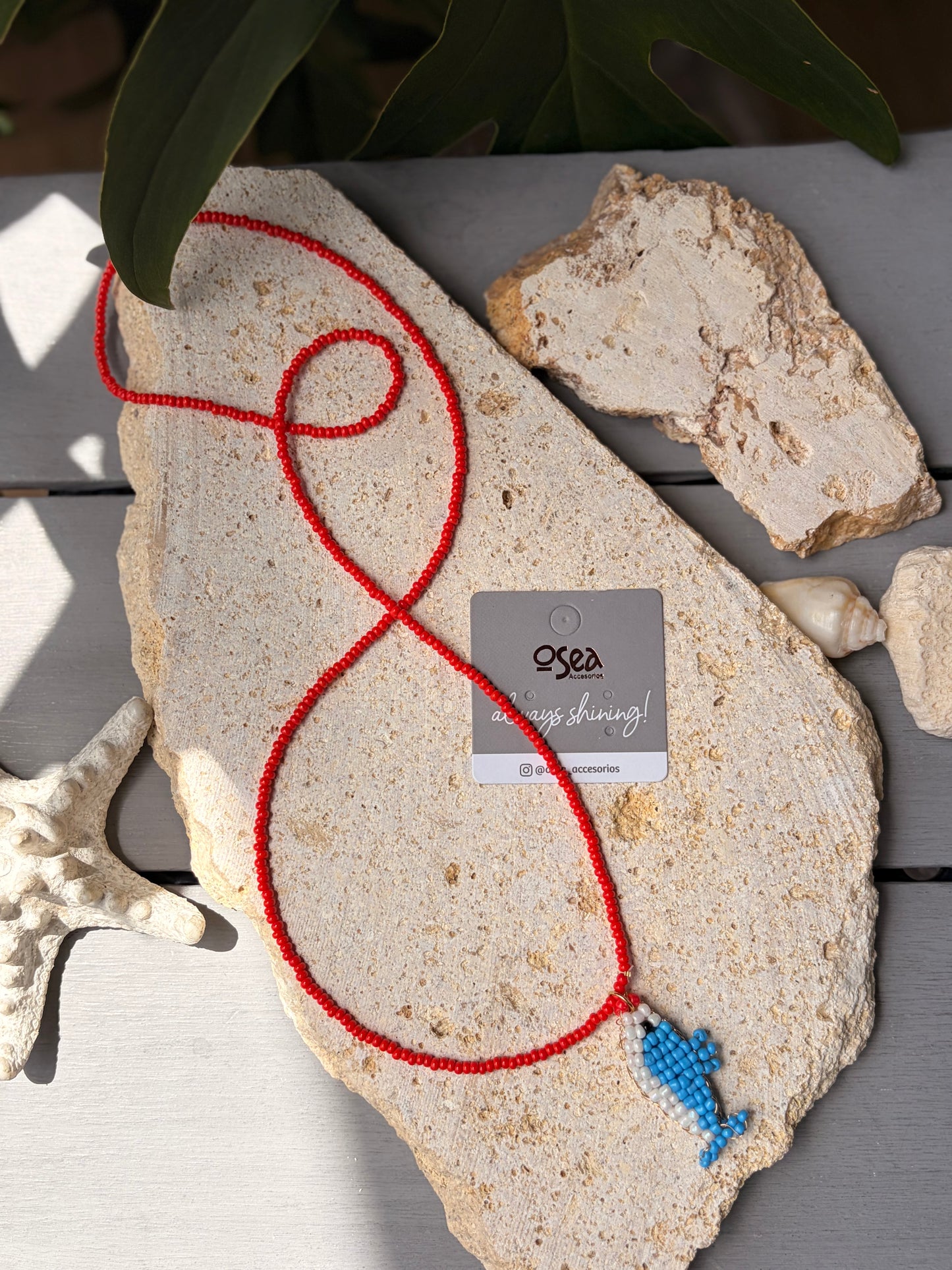 Collar largo mostacilla roja y pez tejido artesanal