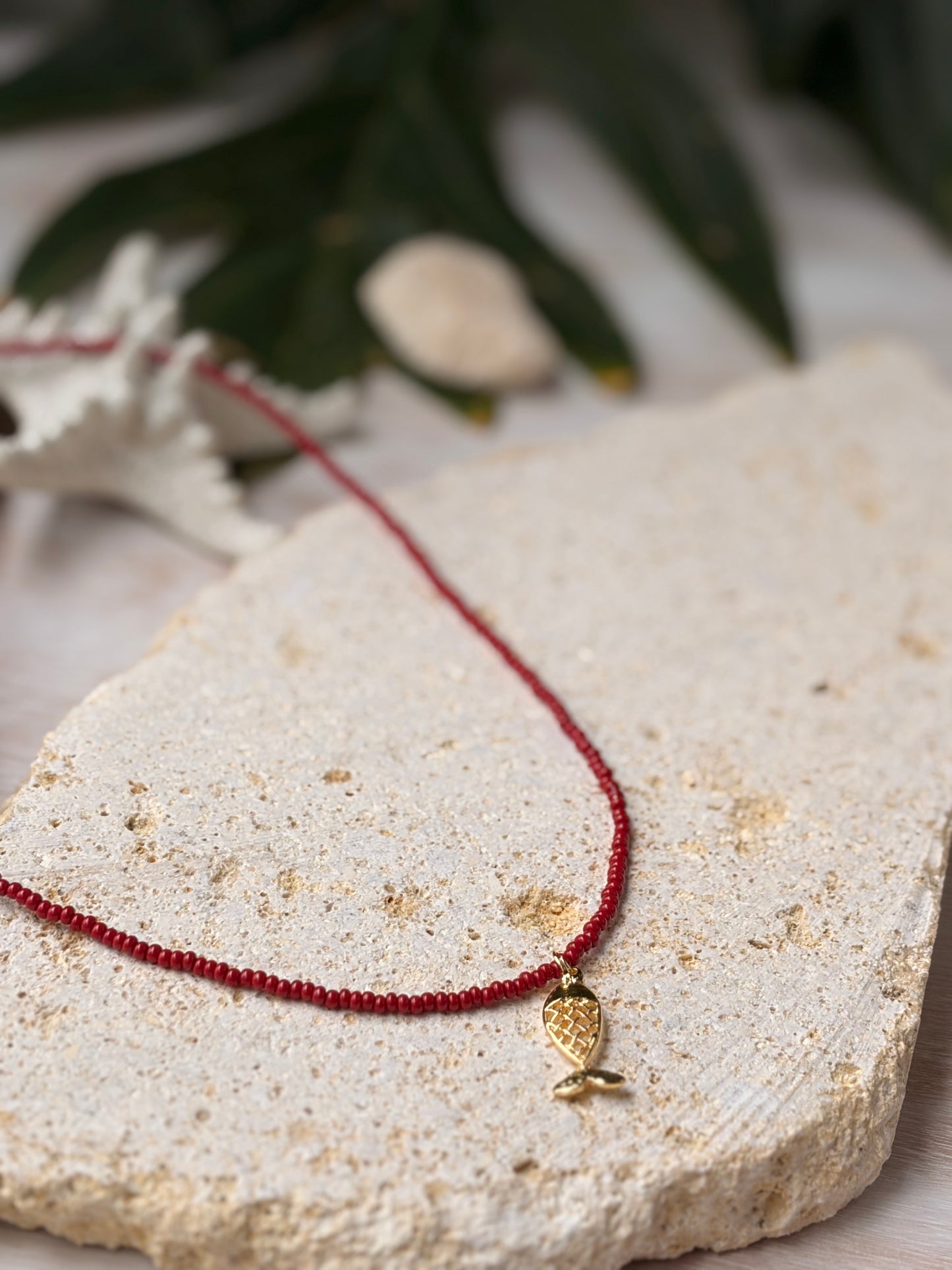 Collar largo mostacillas vinotinto dije mar