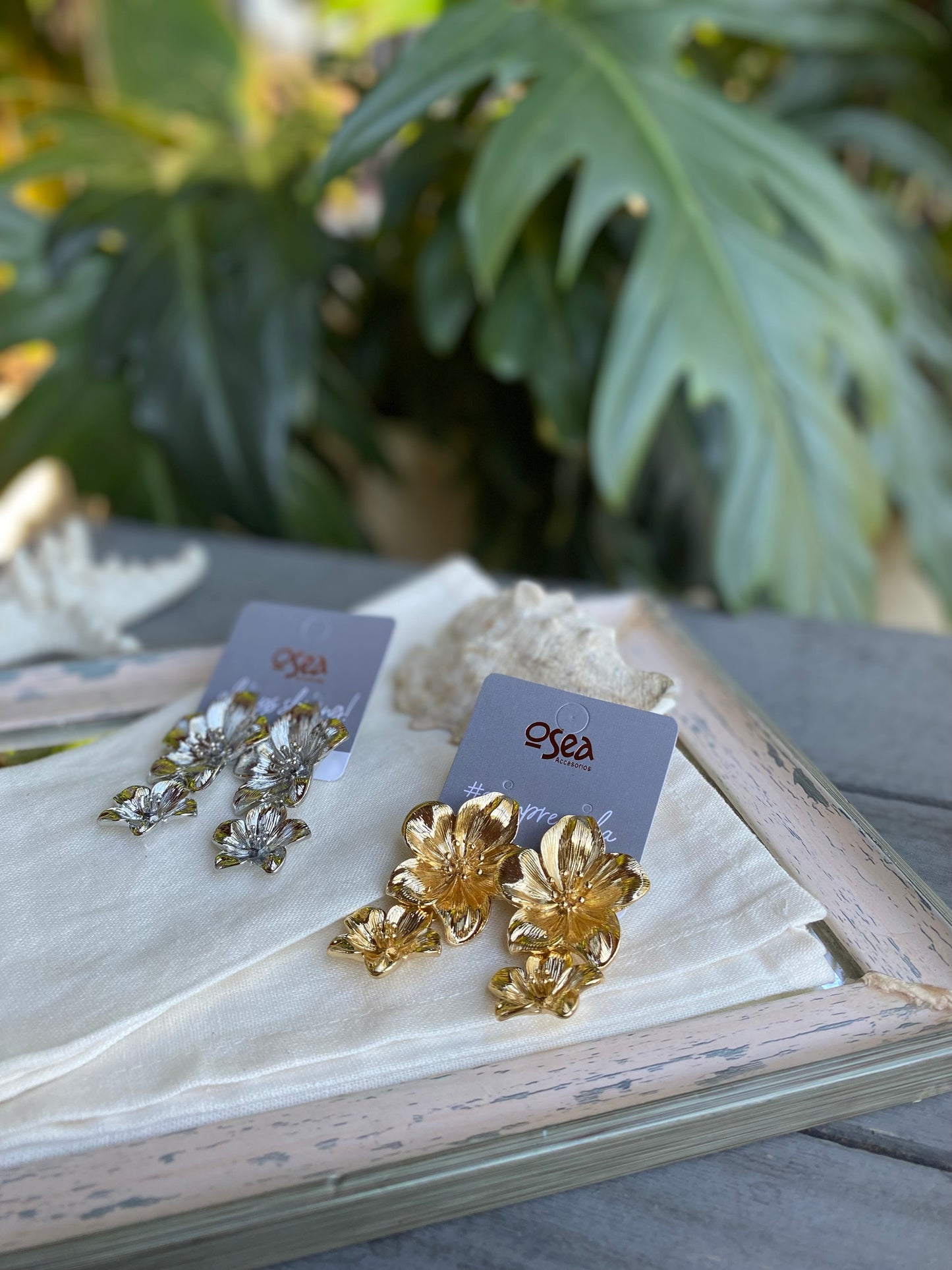 Aretes de flor doble con textura