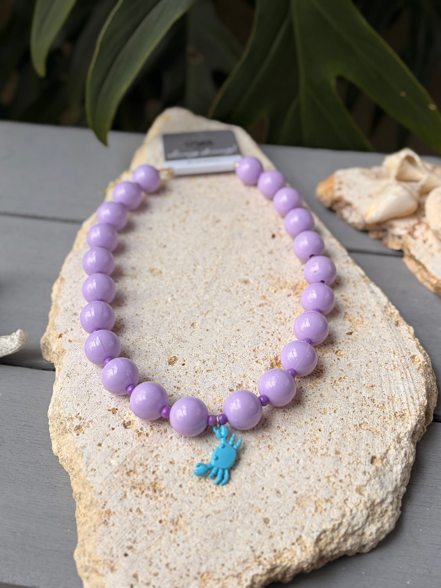 Collar bolas lila dije cangrejo azul cielo