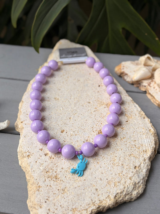Collar bolas lila dije cangrejo azul cielo