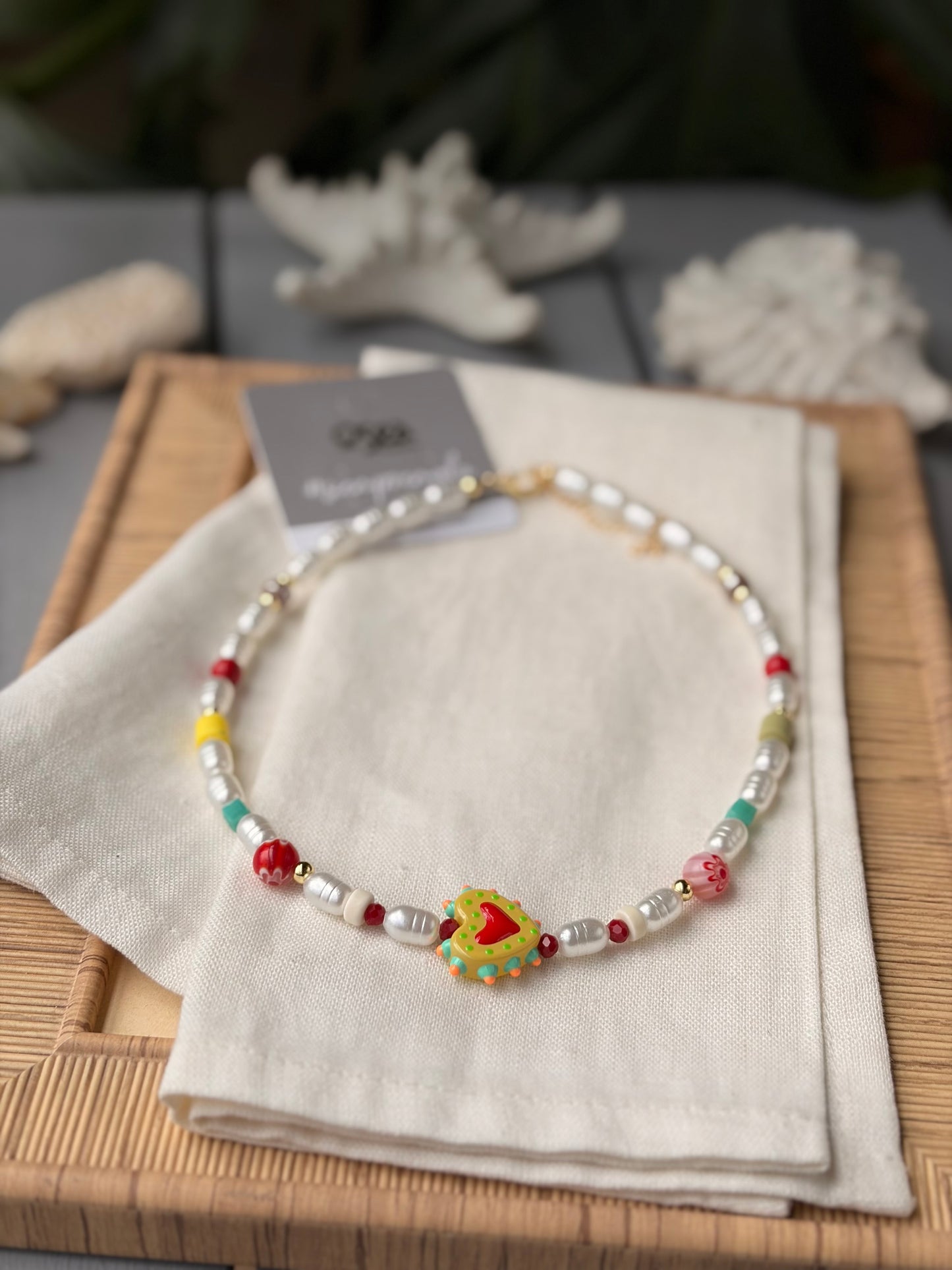 Collar corto con perlas plásticas y dijes variados