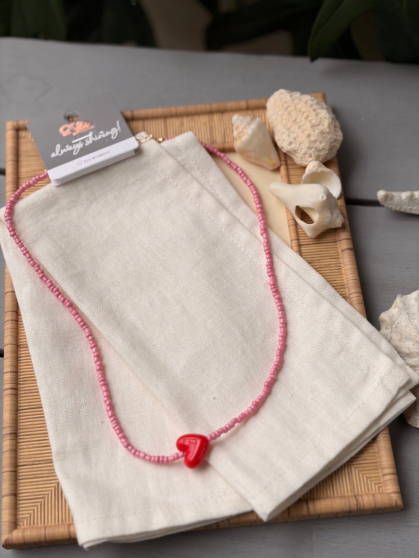 Collar mostacillas rosadas dije corazón