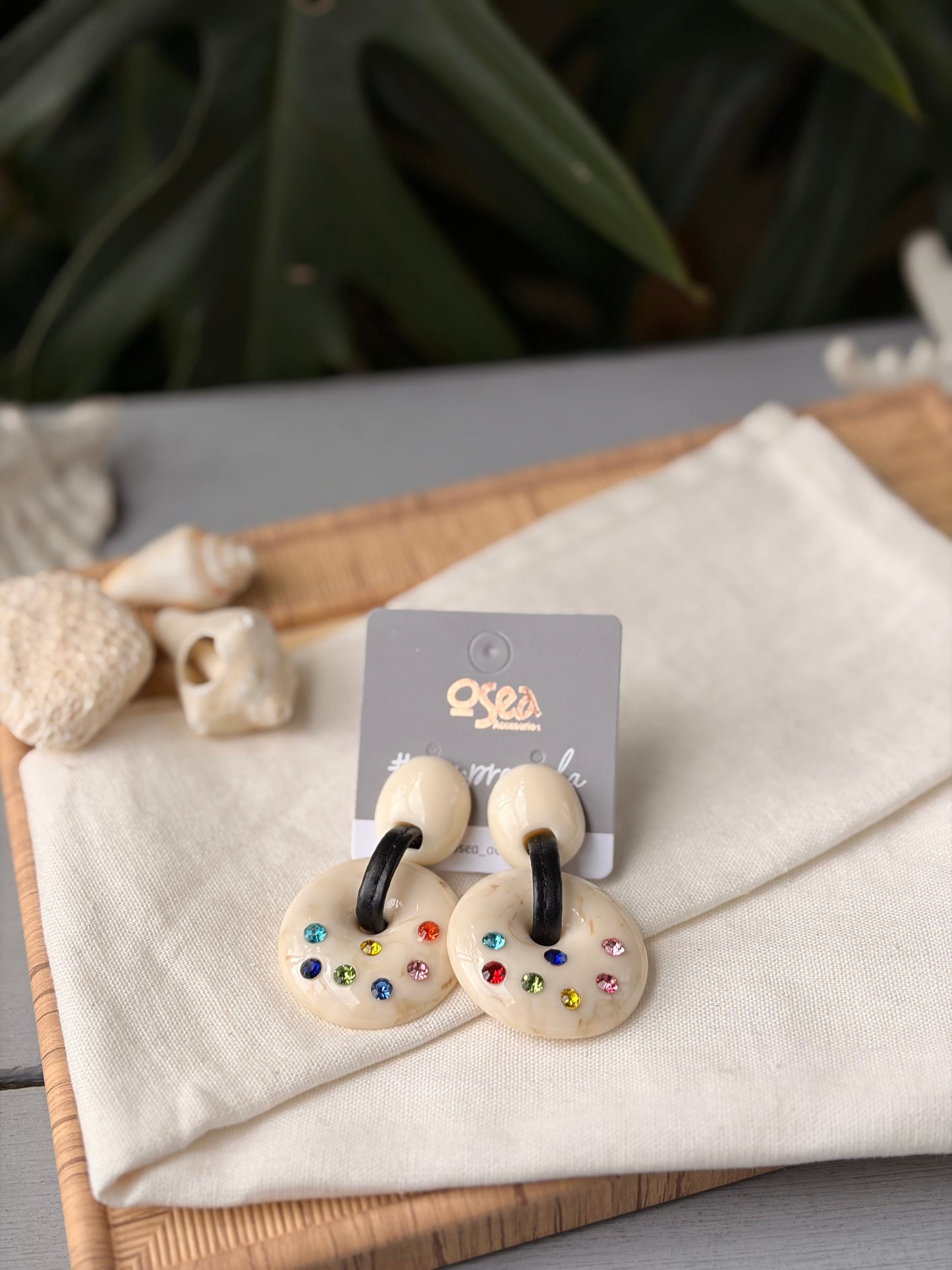 Aretes esferas resina con piedras colores