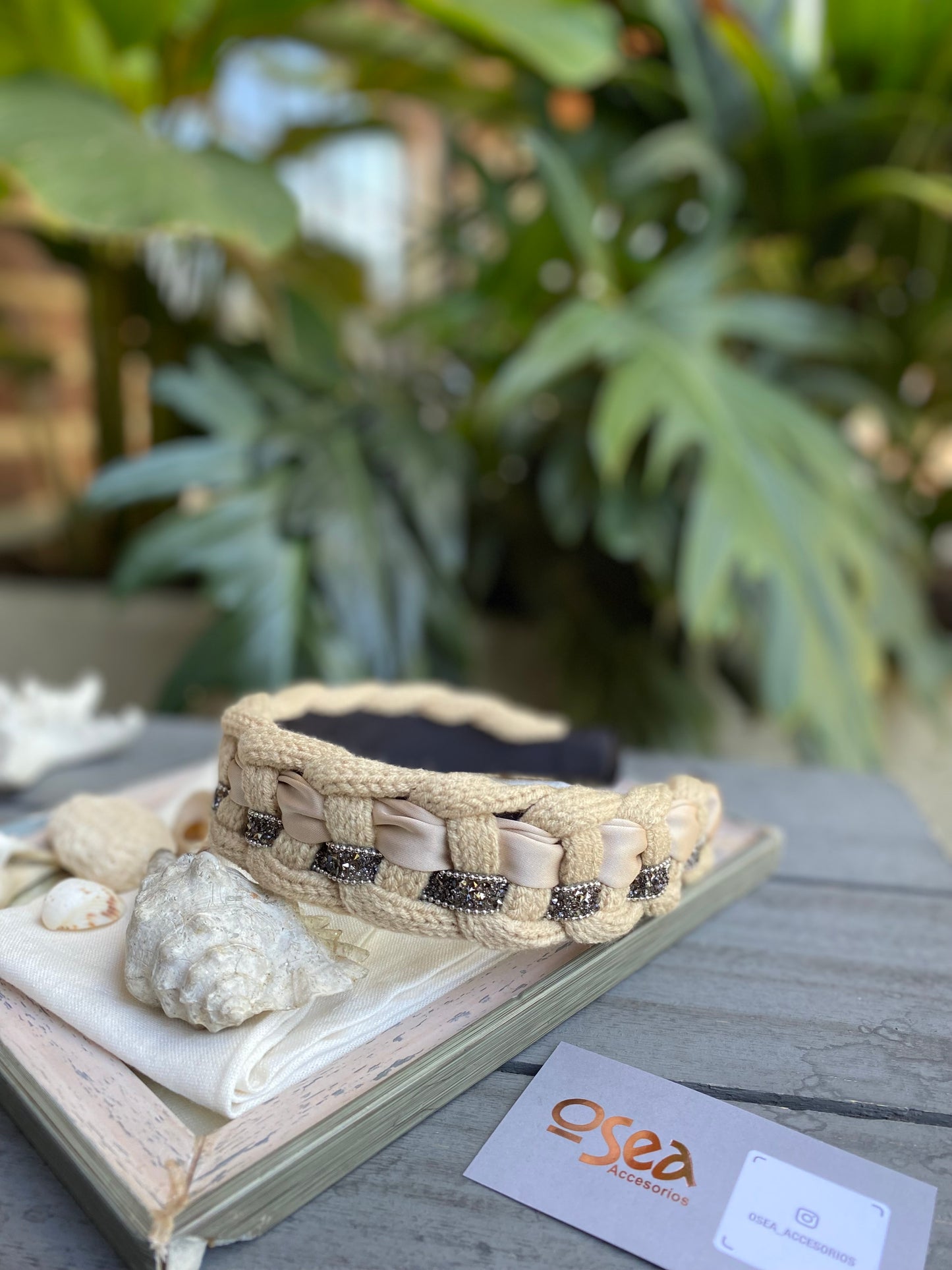 Diadema en croché con piedras entrelazadas