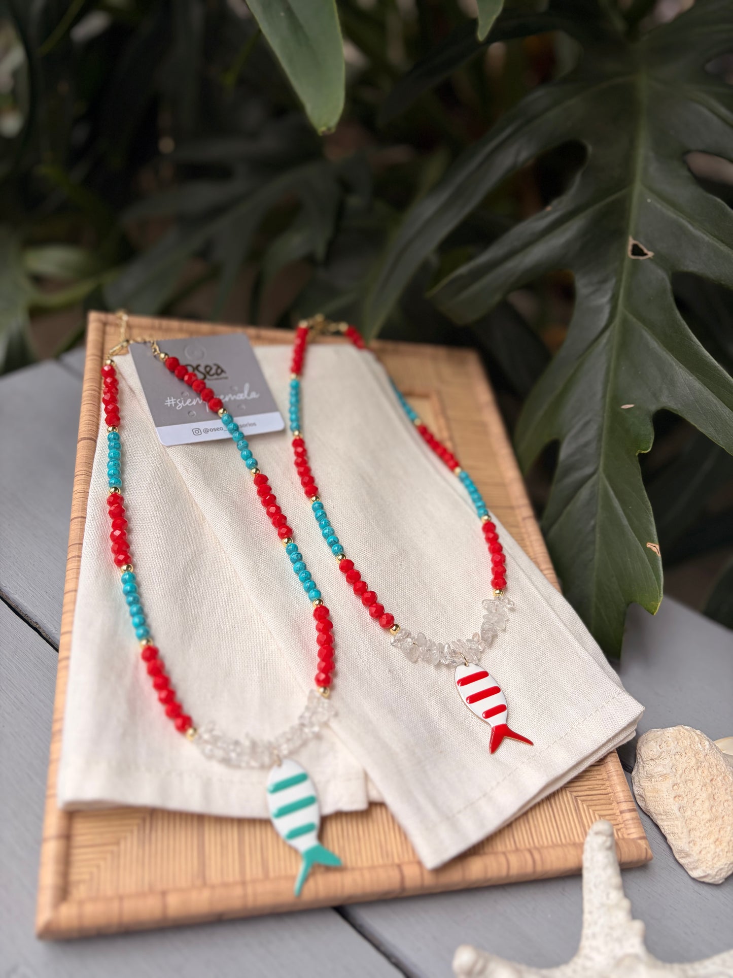 Collar playero piedras y dije pez