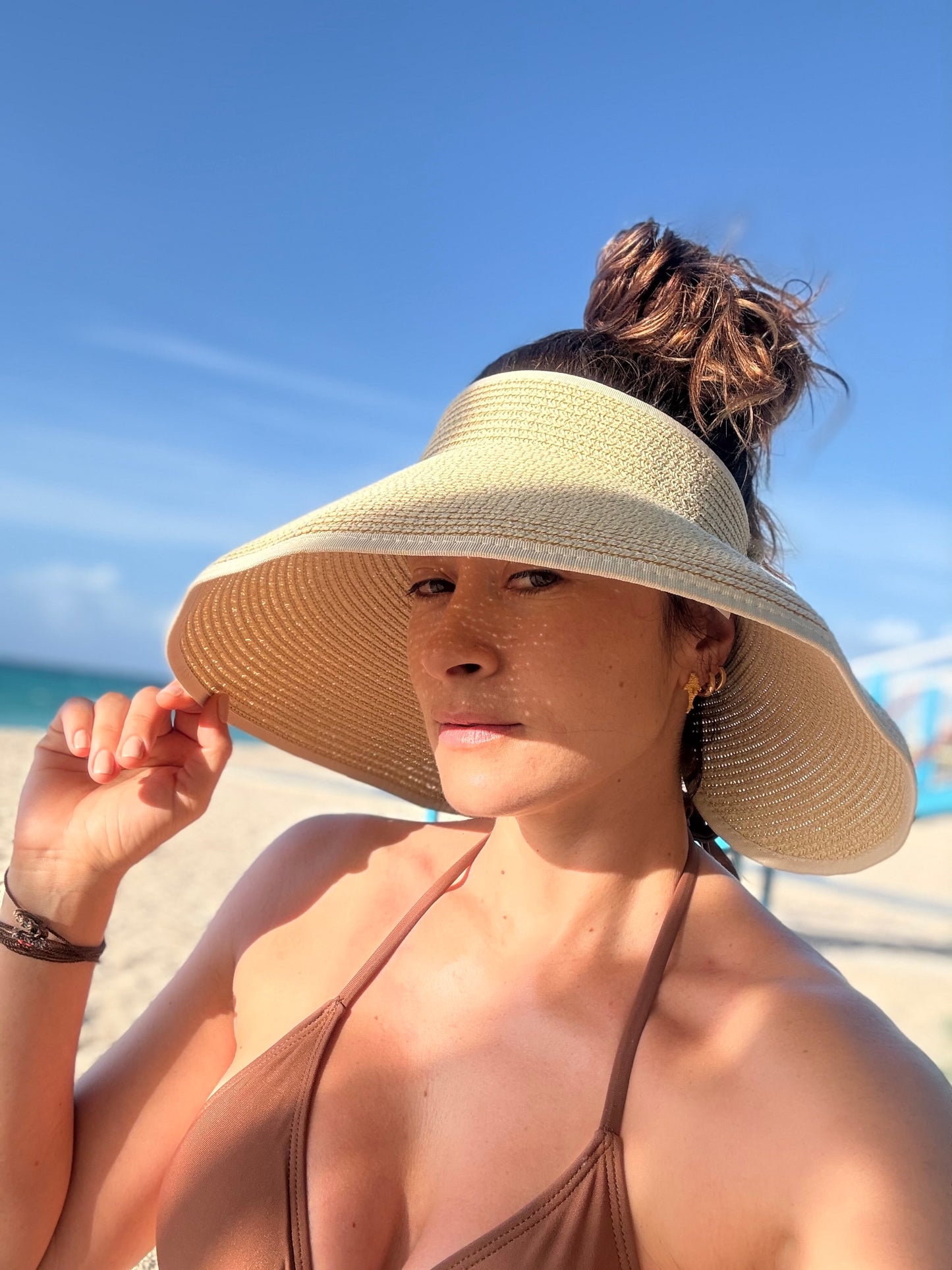 Visera ancha enrrollable con moño