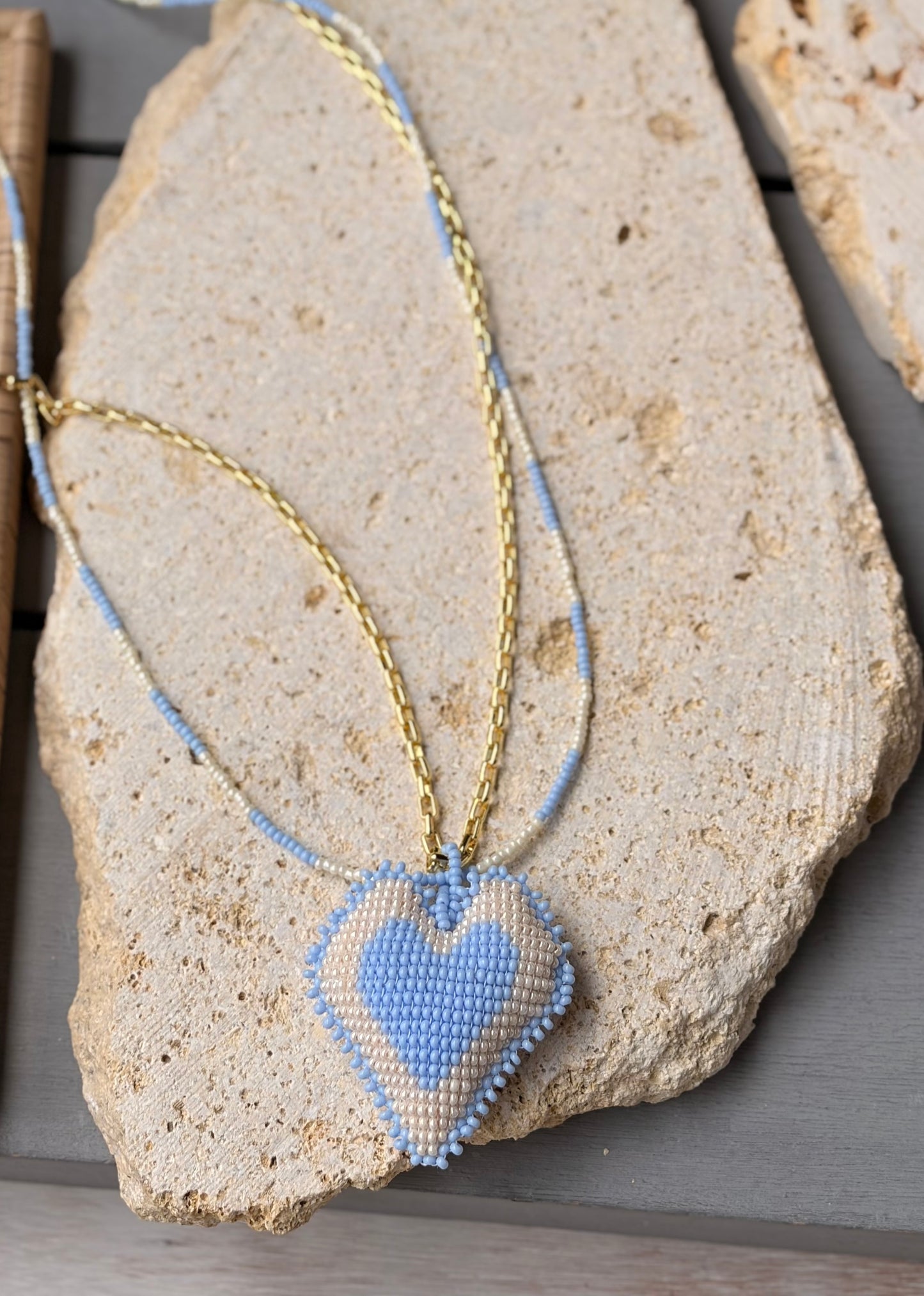 Collar tejido en mostacilla corazón doble faz