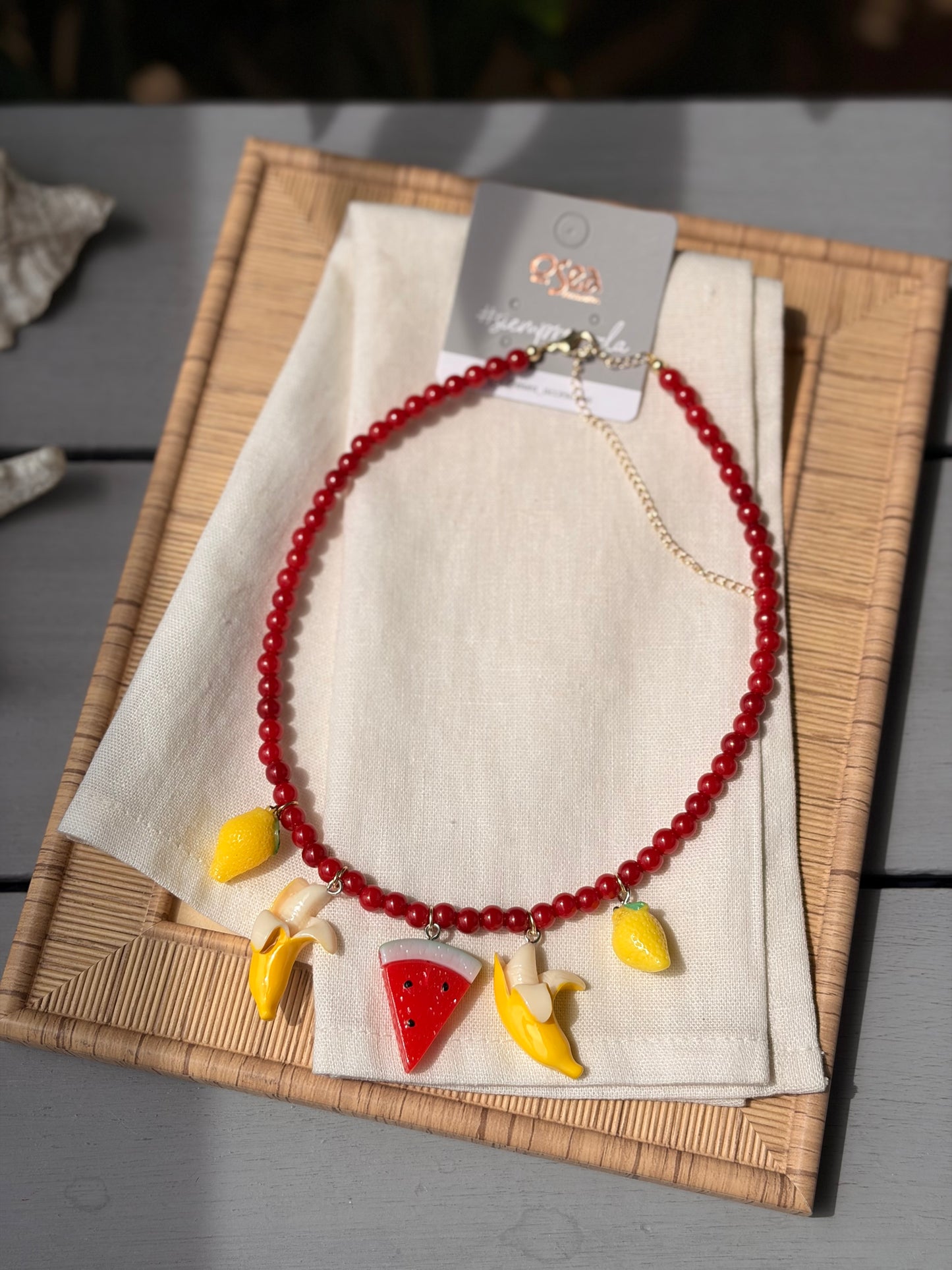 Collar perlas rojas con dijes de frutas