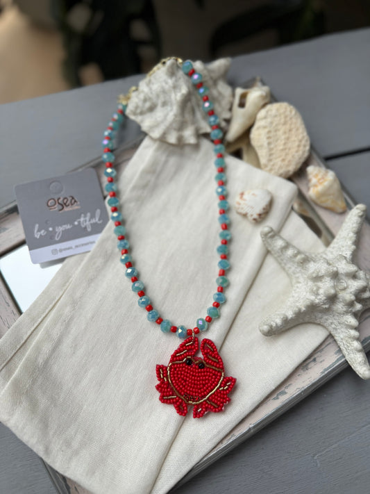 Collar corto en piedras con dije de cangrejo tejido 🦀