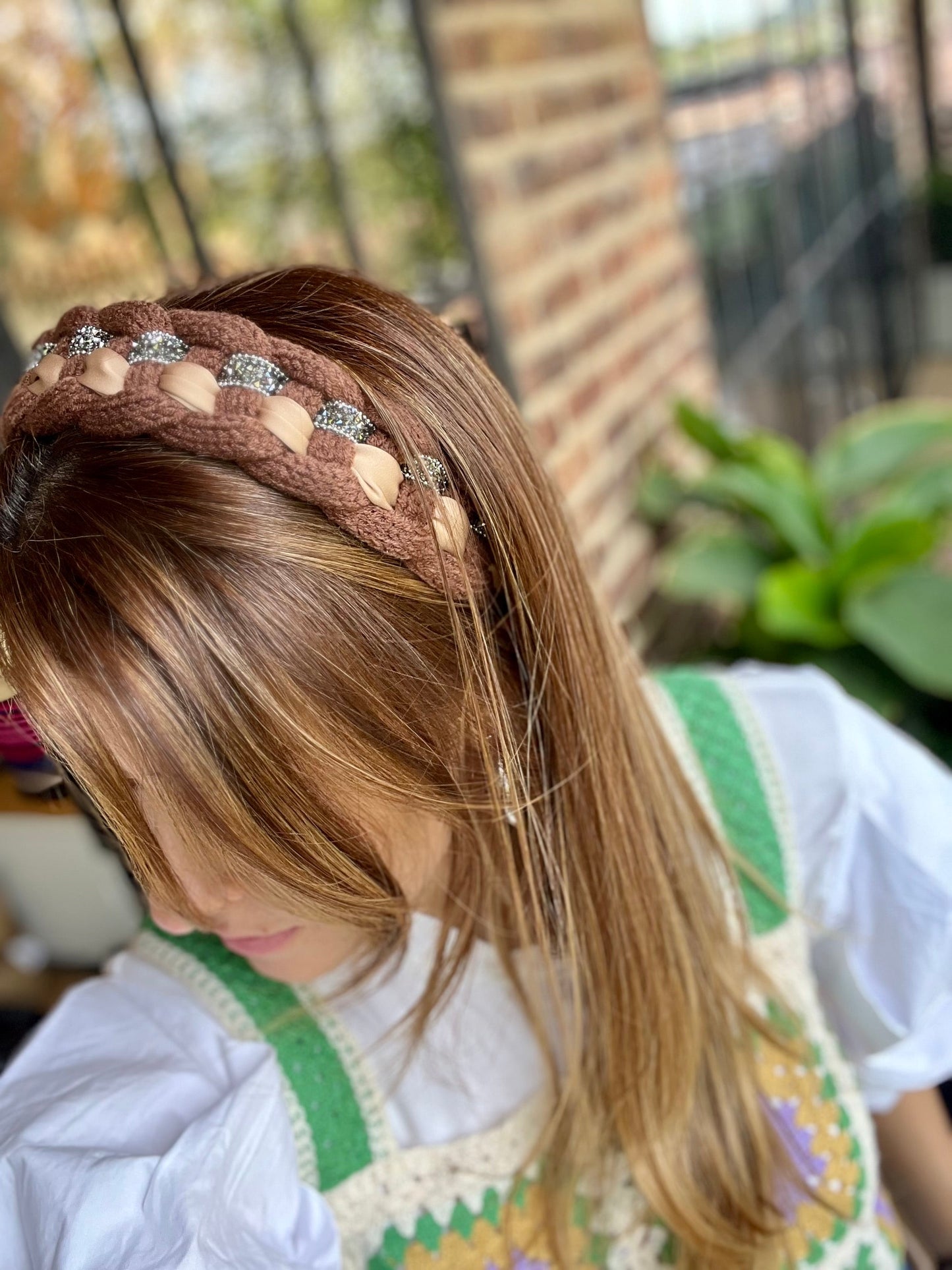 Diadema en croché con piedras entrelazadas