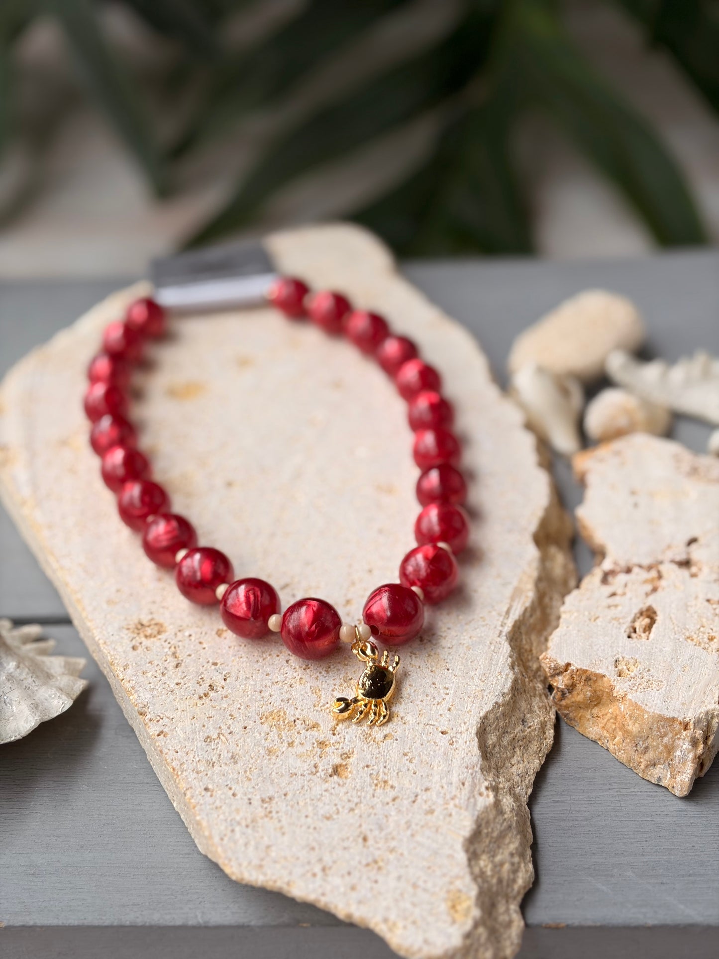 Collar bolas vinotinto perlado dije cangrejo