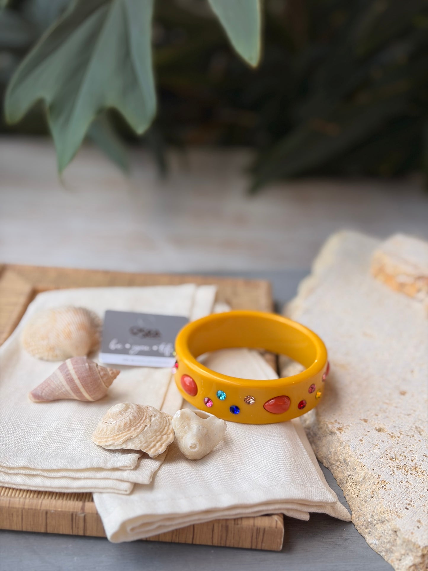 Pulsera en resina con piedras de colores