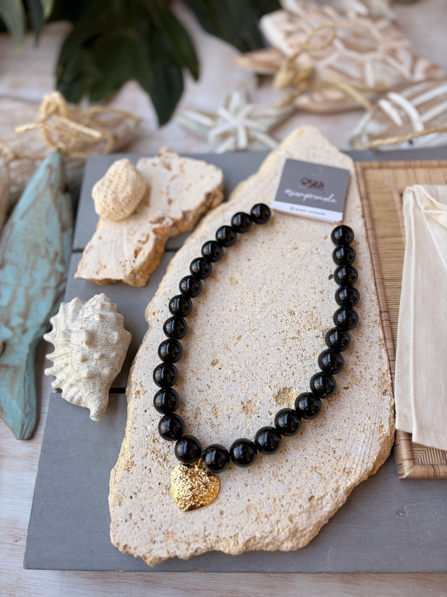 Collar bolas negras dije corazón 24k